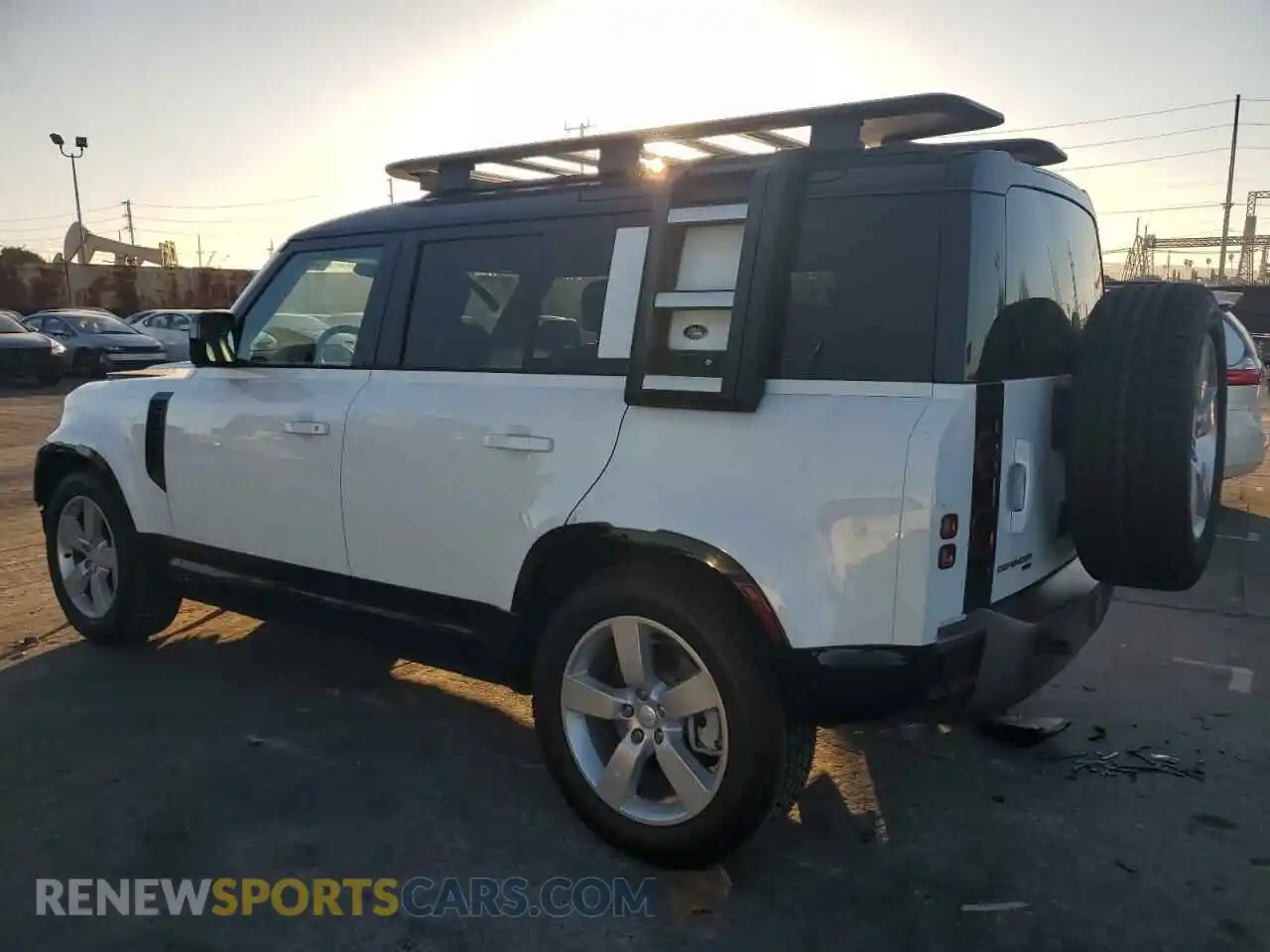 2 fotografías del automóvil dañado SALE27EU2P2174308 LAND ROVER DEFENDER 2023