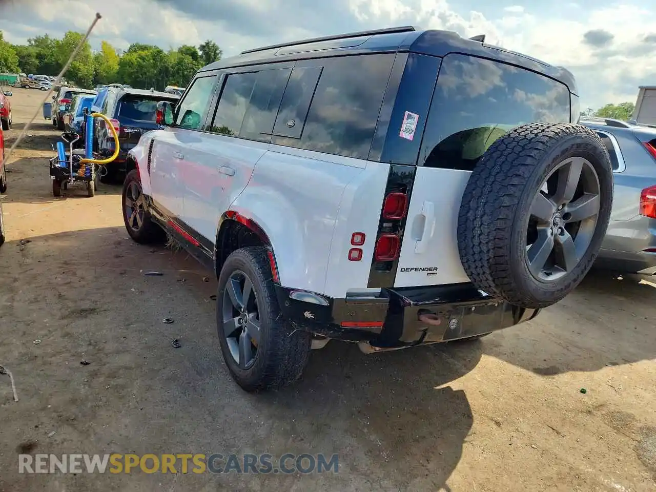 2 fotografías del automóvil dañado SALE27EUXP2190594 LAND ROVER DEFENDER 2023