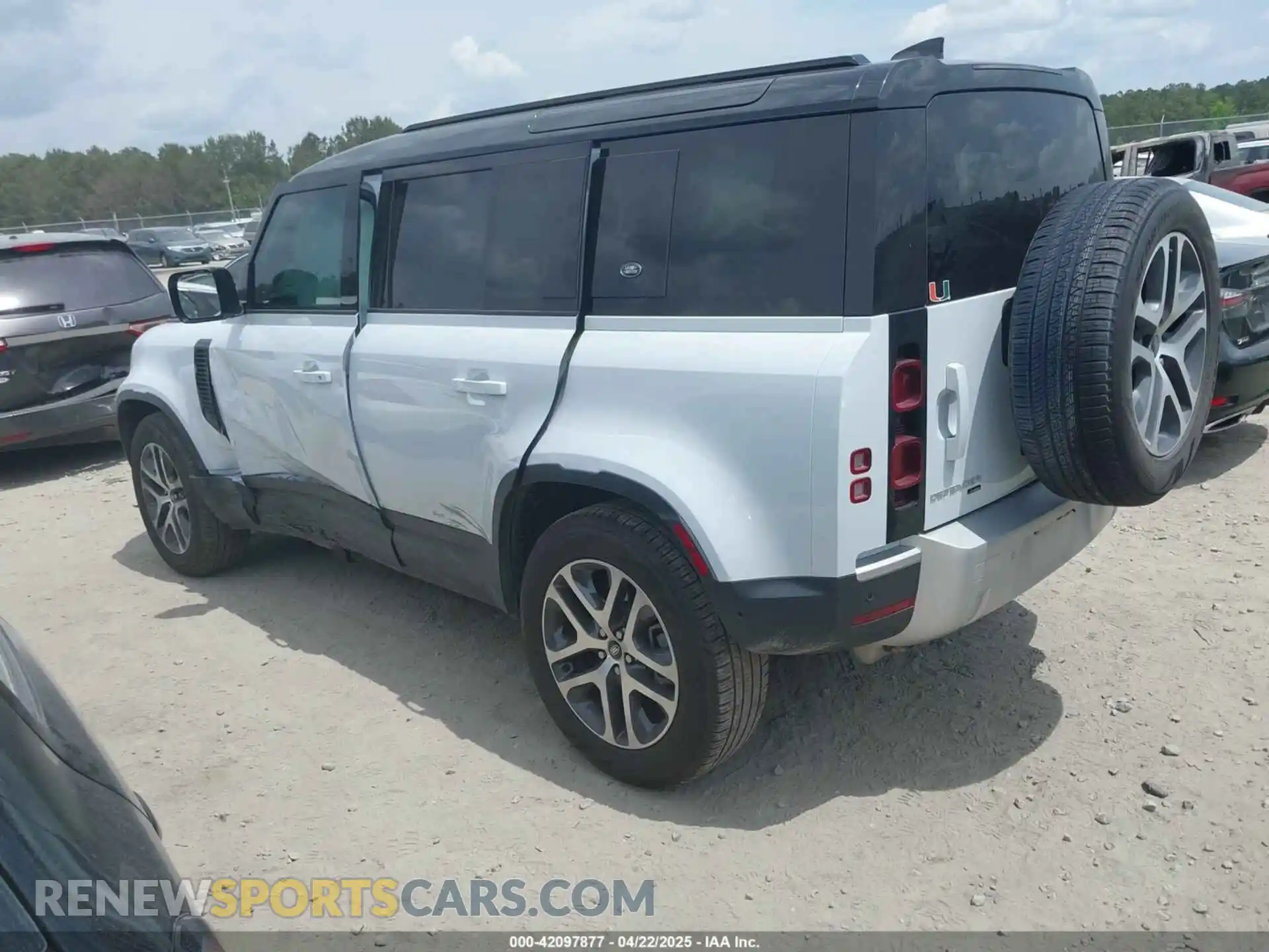 3 Photograph of a damaged car SALEPEEU2P2197884 LAND ROVER DEFENDER 2023
