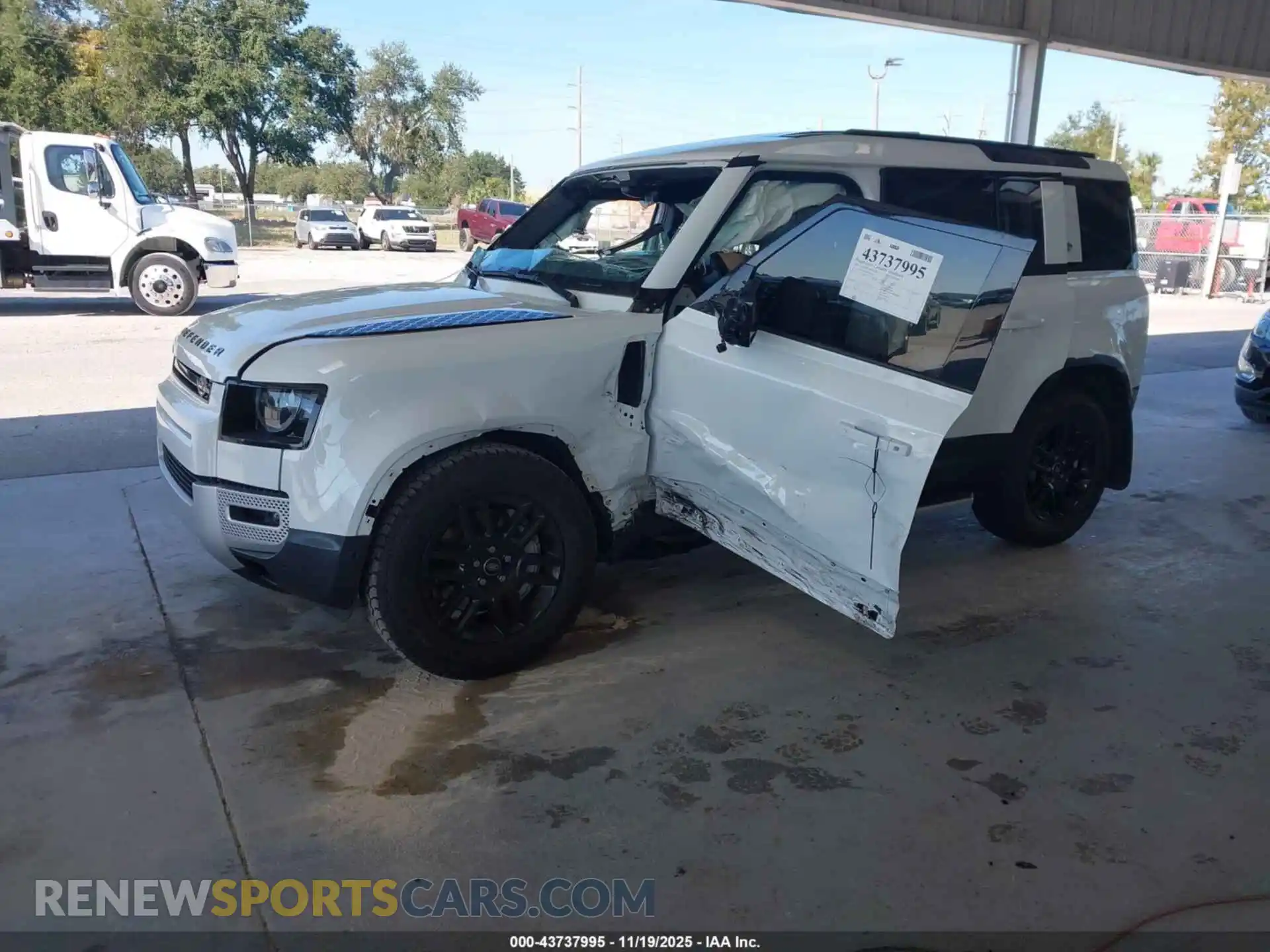 2 Photograph of a damaged car SALEPEEU6P2185706 LAND ROVER DEFENDER 2023