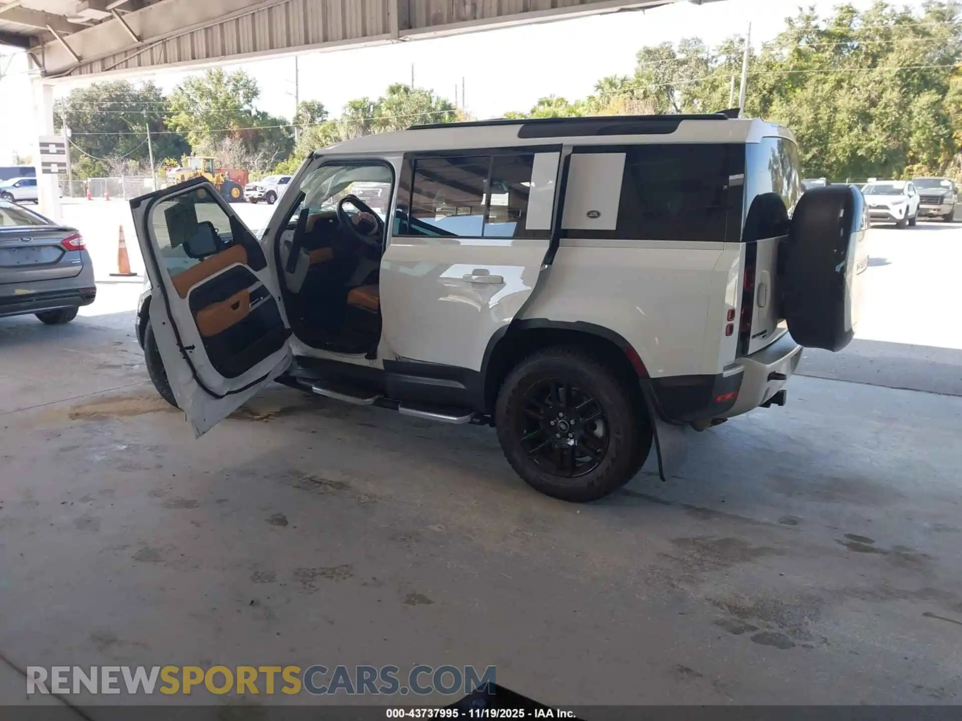 3 Photograph of a damaged car SALEPEEU6P2185706 LAND ROVER DEFENDER 2023