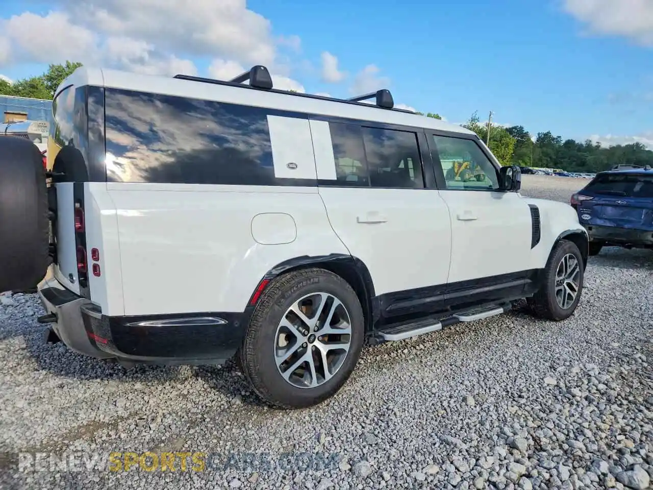 3 Photograph of a damaged car SALEPFEU2P2180167 LAND ROVER DEFENDER 2023