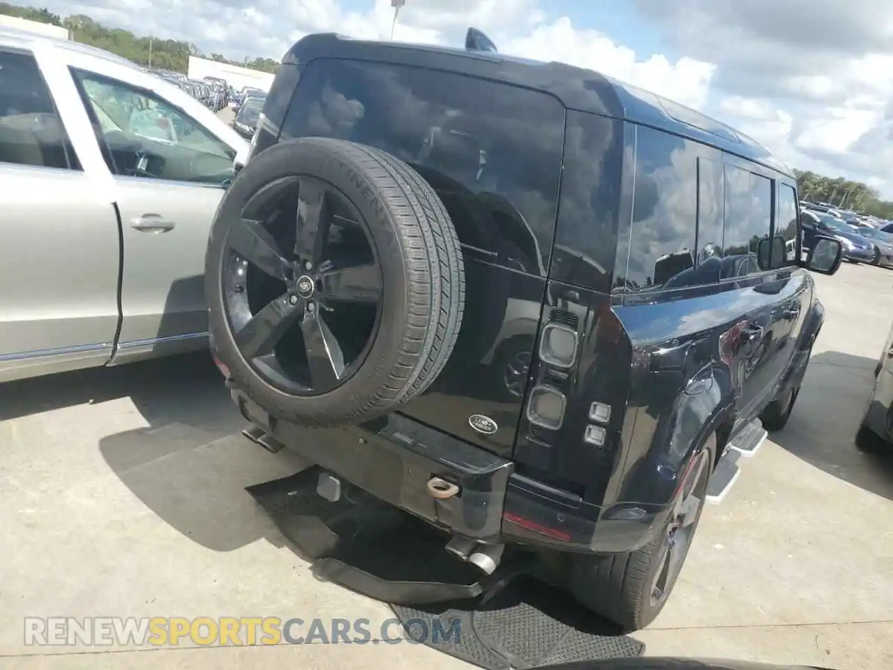 3 Photograph of a damaged car SALEWEEE5P2216679 LAND ROVER DEFENDER 2023