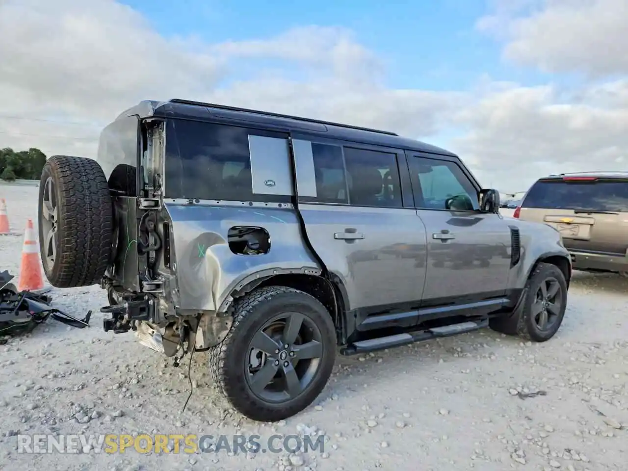 3 Фотография поврежденного автомобиля SALE27EU0R2318764 LAND ROVER DEFENDER 2024