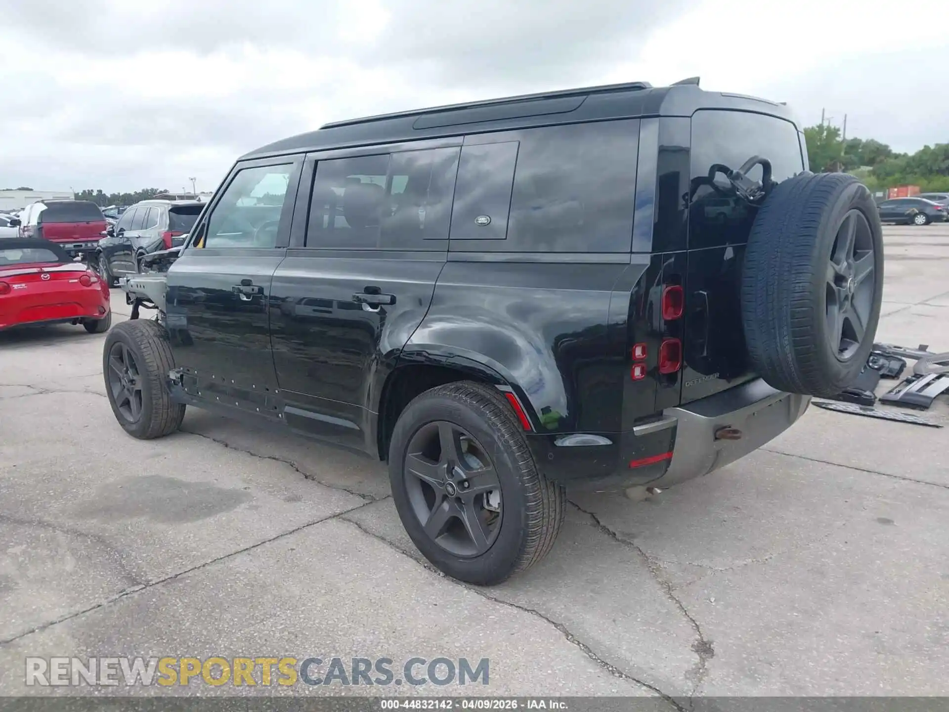 3 Photograph of a damaged car SALE2EEU5R2245363 LAND ROVER DEFENDER 2024