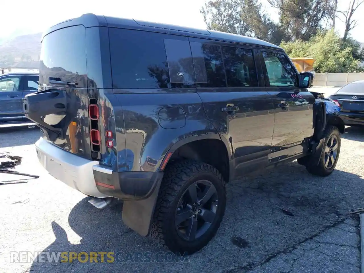 3 Фотография поврежденного автомобиля SALEPEFE2R2272173 LAND ROVER DEFENDER 2024