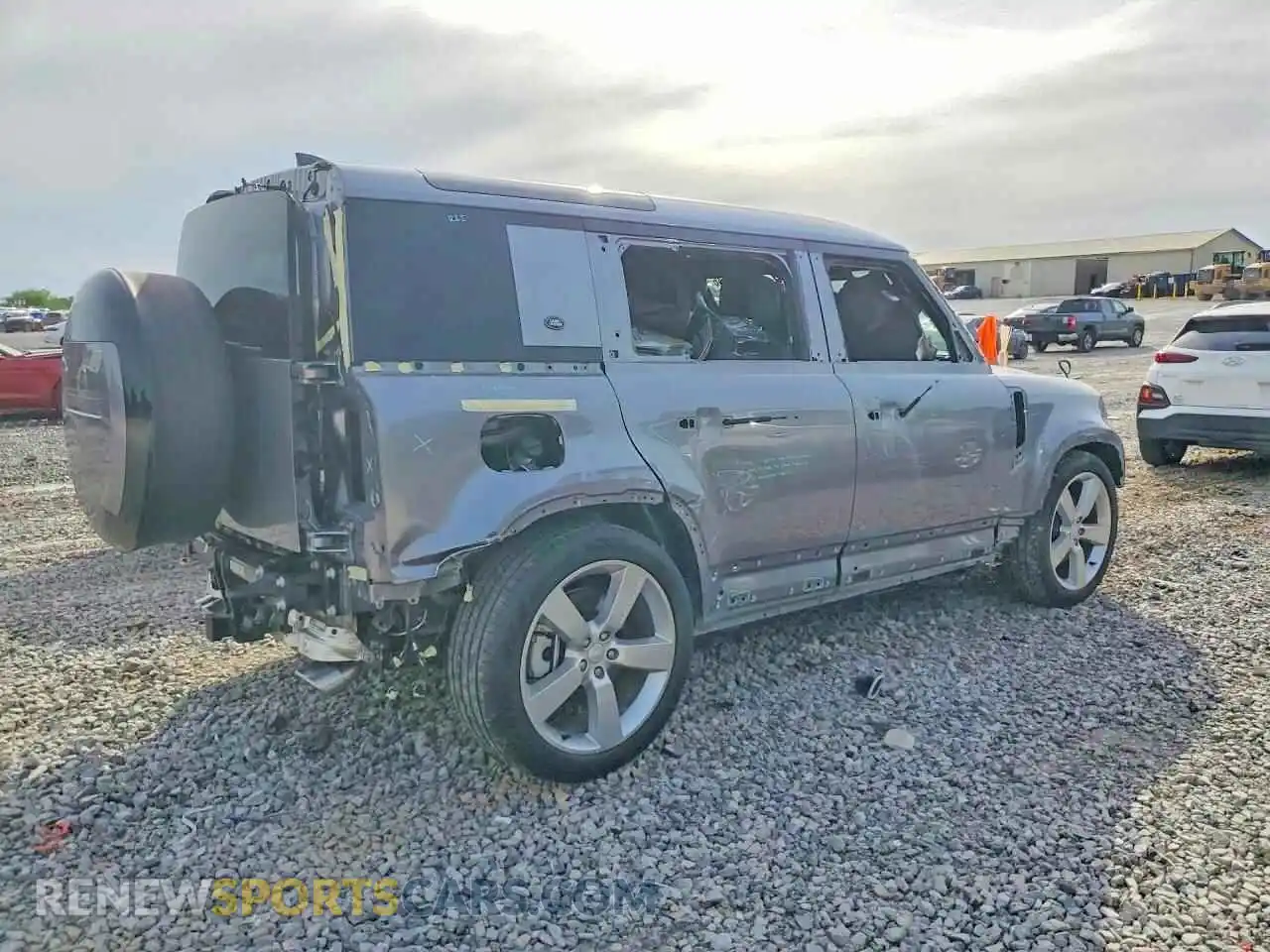 3 Photograph of a damaged car SALEPEFE2R2308332 LAND ROVER DEFENDER 2024