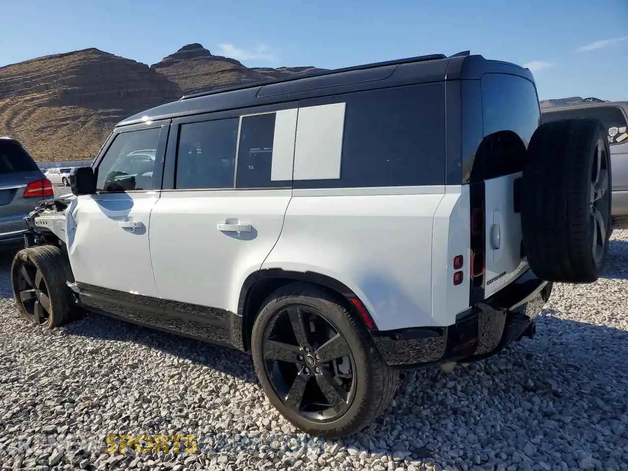 2 Photograph of a damaged car SALE2EEU1S2367580 LAND ROVER DEFENDER 2025