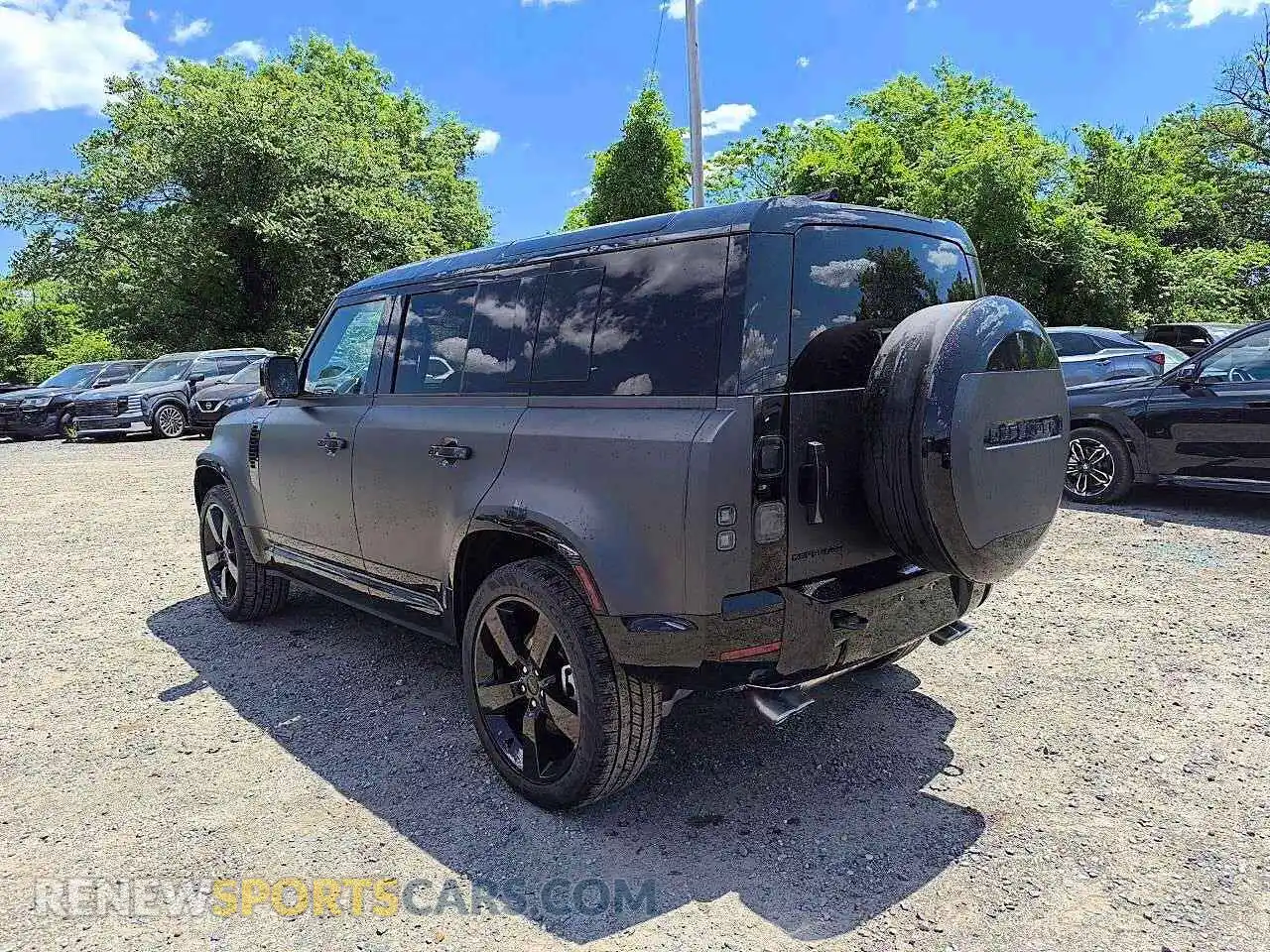 2 Фотография поврежденного автомобиля SALE2EFE7T2521475 LAND ROVER DEFENDER 2026