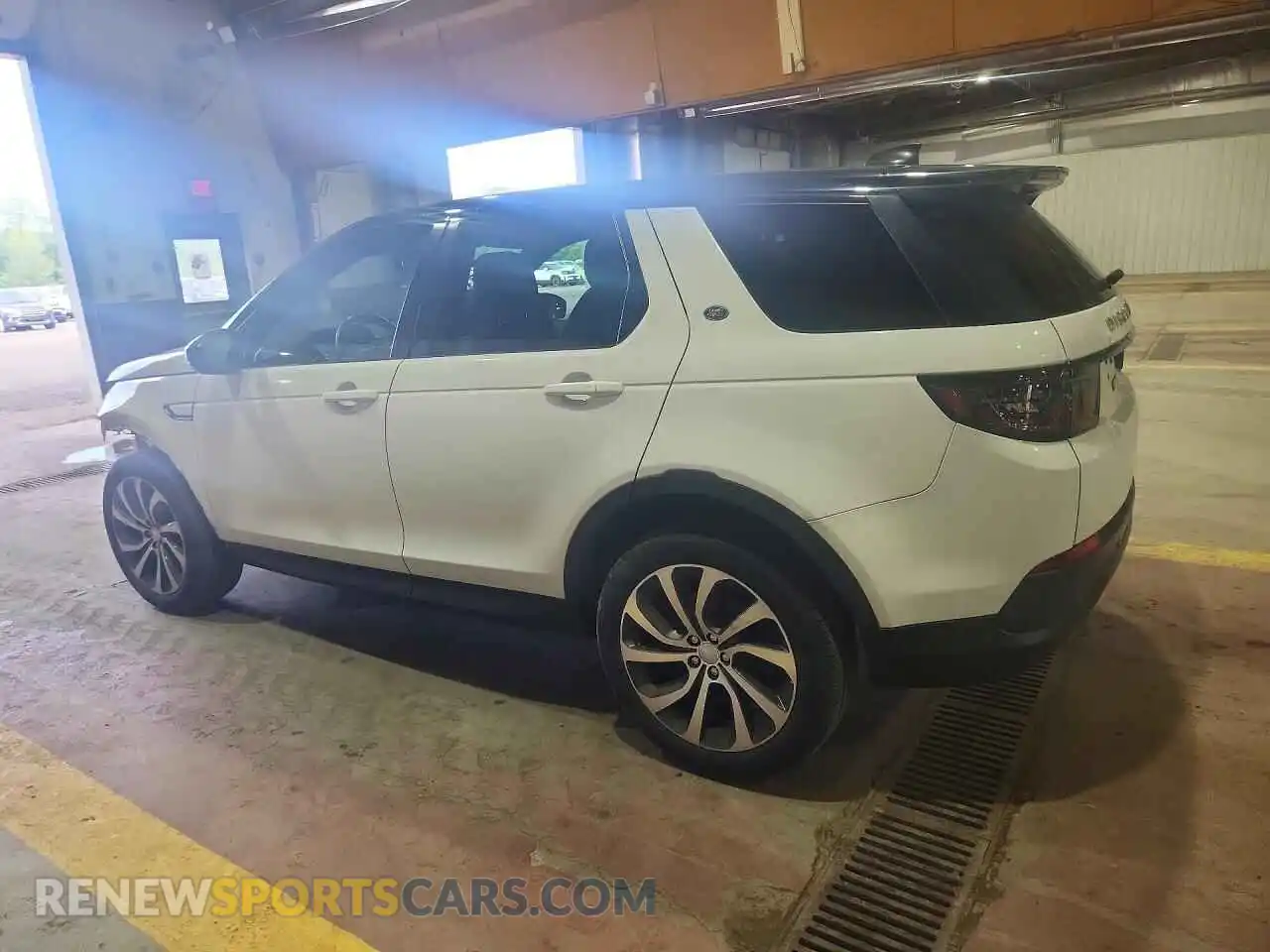 2 Photograph of a damaged car SALCP2FX2NH912476 LAND ROVER DISCOVERY 2022