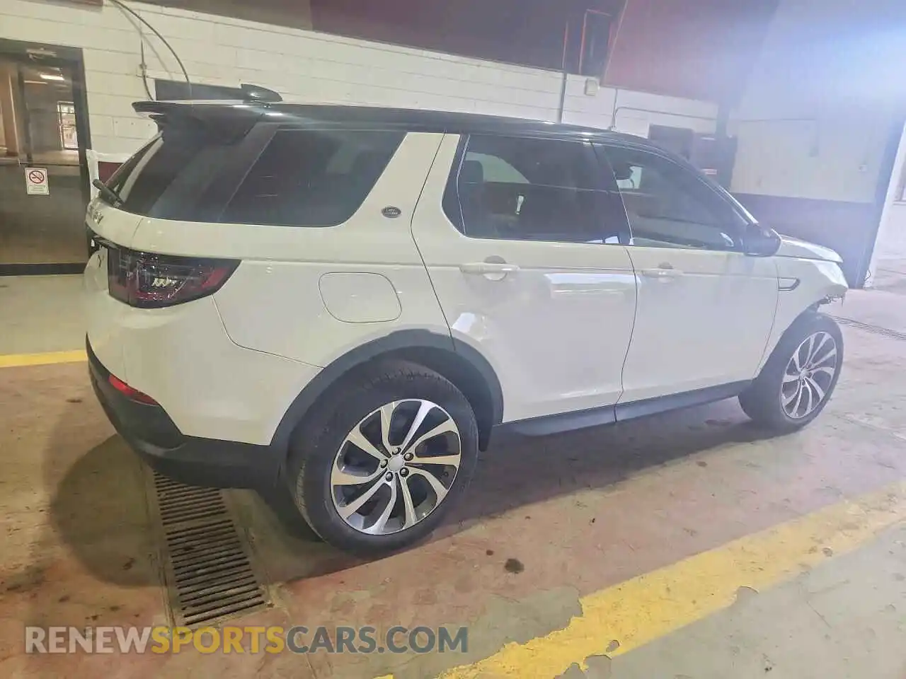 3 Photograph of a damaged car SALCP2FX2NH912476 LAND ROVER DISCOVERY 2022