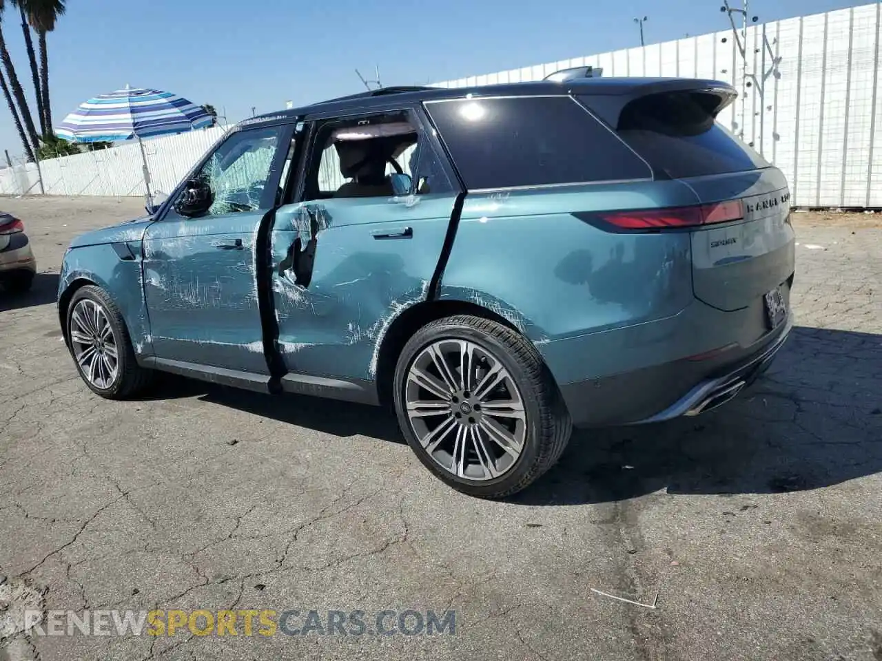 2 fotografías del automóvil dañado SAL1P9EU9RA181549 LAND ROVER RANGEROVER 2024