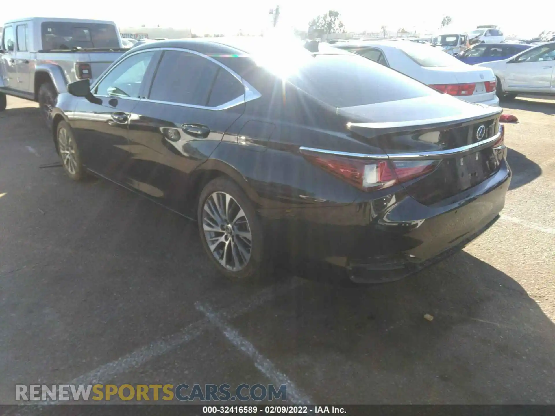 3 Photograph of a damaged car 58AD21B11LU008794 LEXUS ES 2020