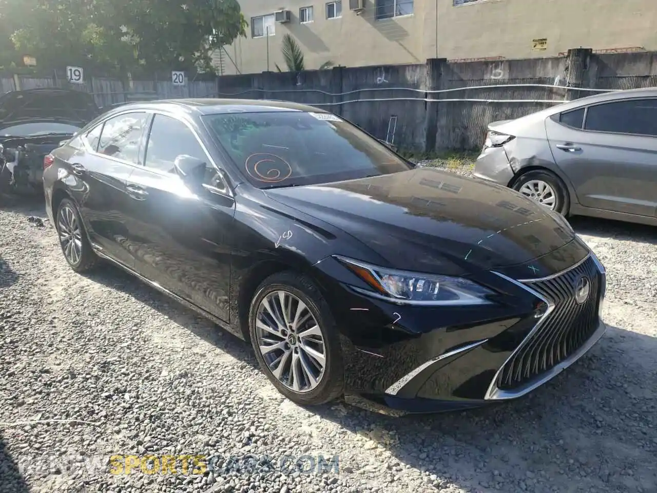 1 Photograph of a damaged car 58AD21B12LU009274 LEXUS ES300 2020