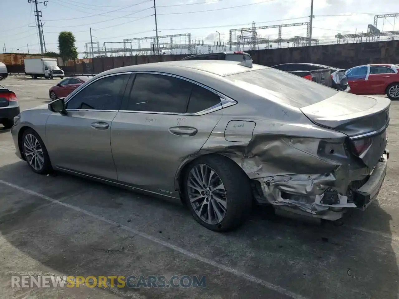 2 fotografías del automóvil dañado 58ADA1C18MU001585 LEXUS ES300 2021