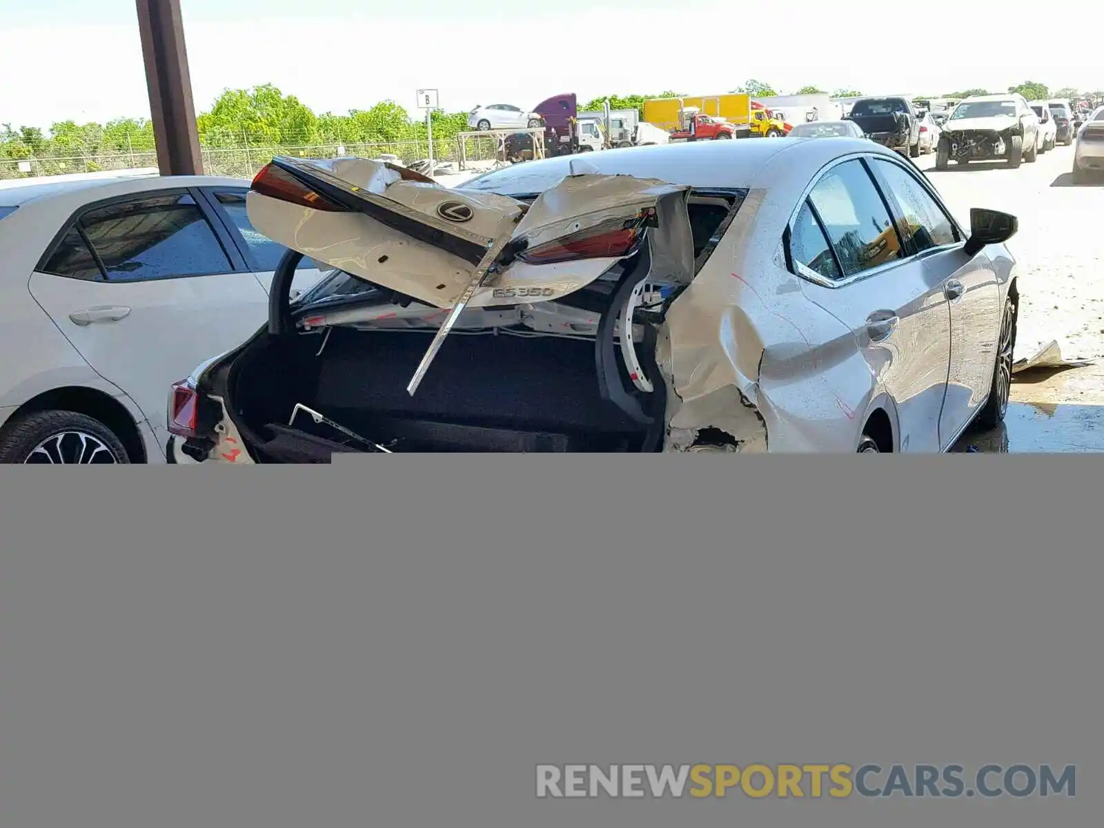 4 Photograph of a damaged car 58ABZ1B16KU004516 LEXUS ES350 2019