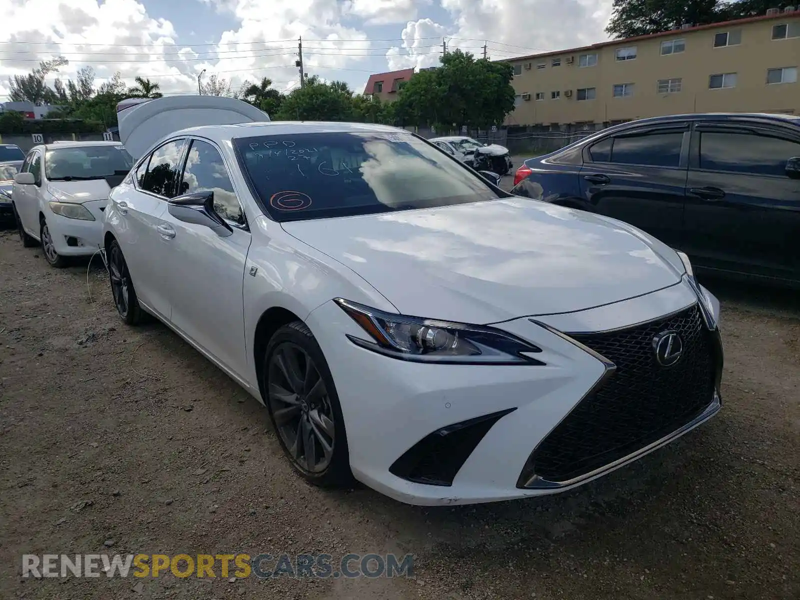 1 Photograph of a damaged car 58AGZ1B17LU070161 LEXUS ES350 2020
