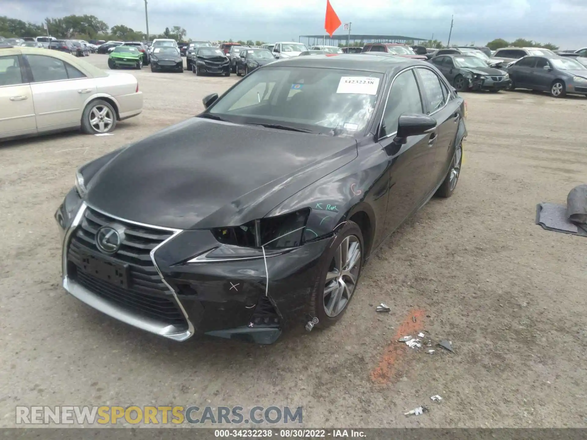 2 fotografías del automóvil dañado JTHAA1D20L5102746 LEXUS IS 2020