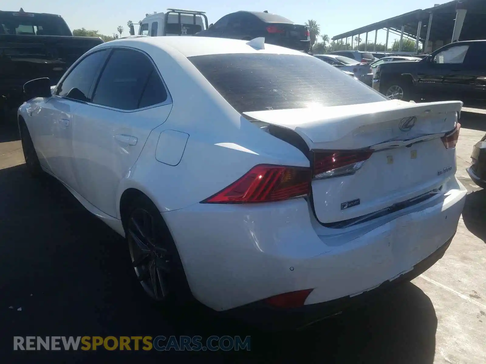 3 fotografías del automóvil dañado JTHGA1D24L5105837 LEXUS IS 2020