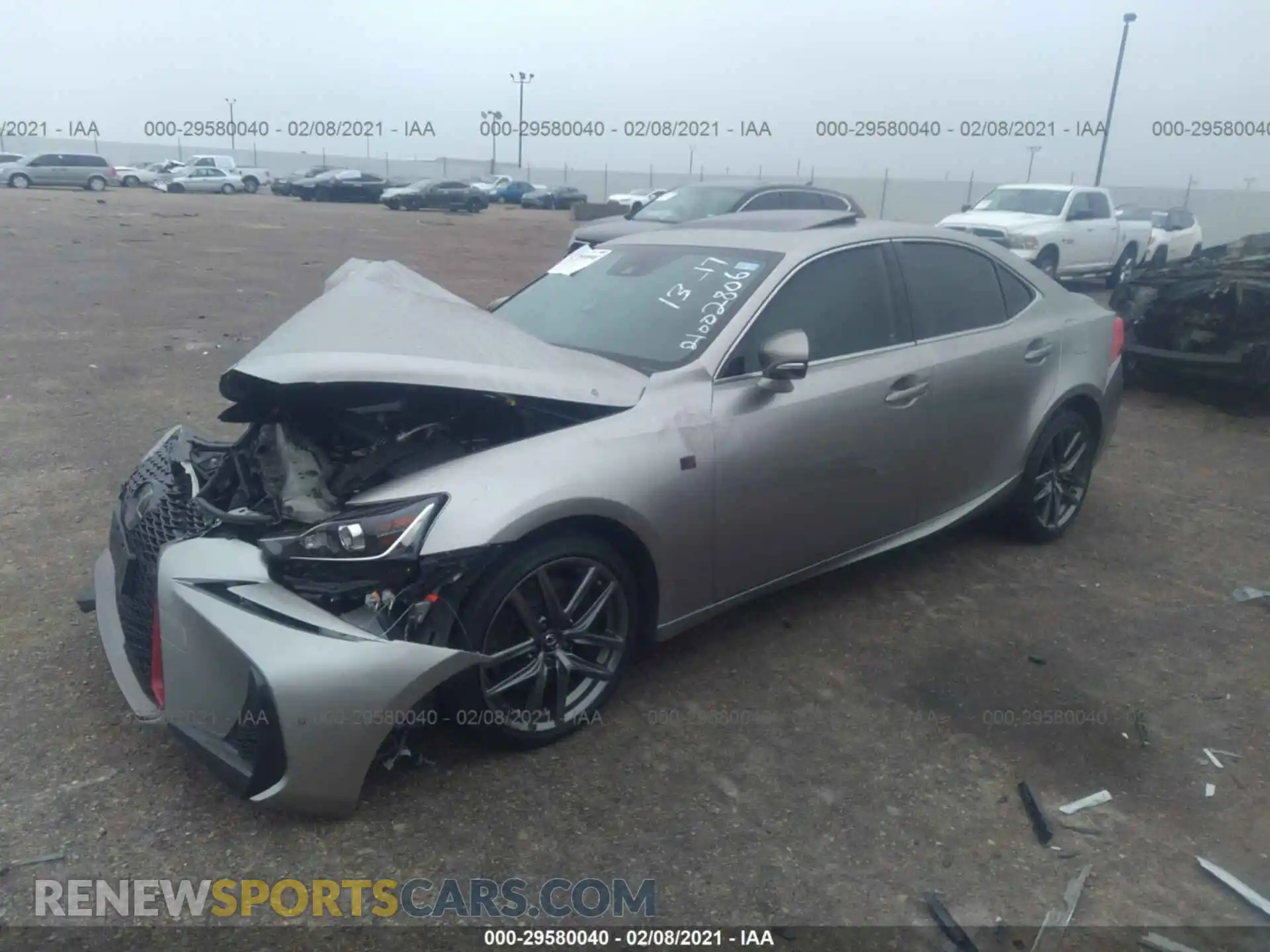 2 fotografías del automóvil dañado JTHGA1D29L5101685 LEXUS IS 2020