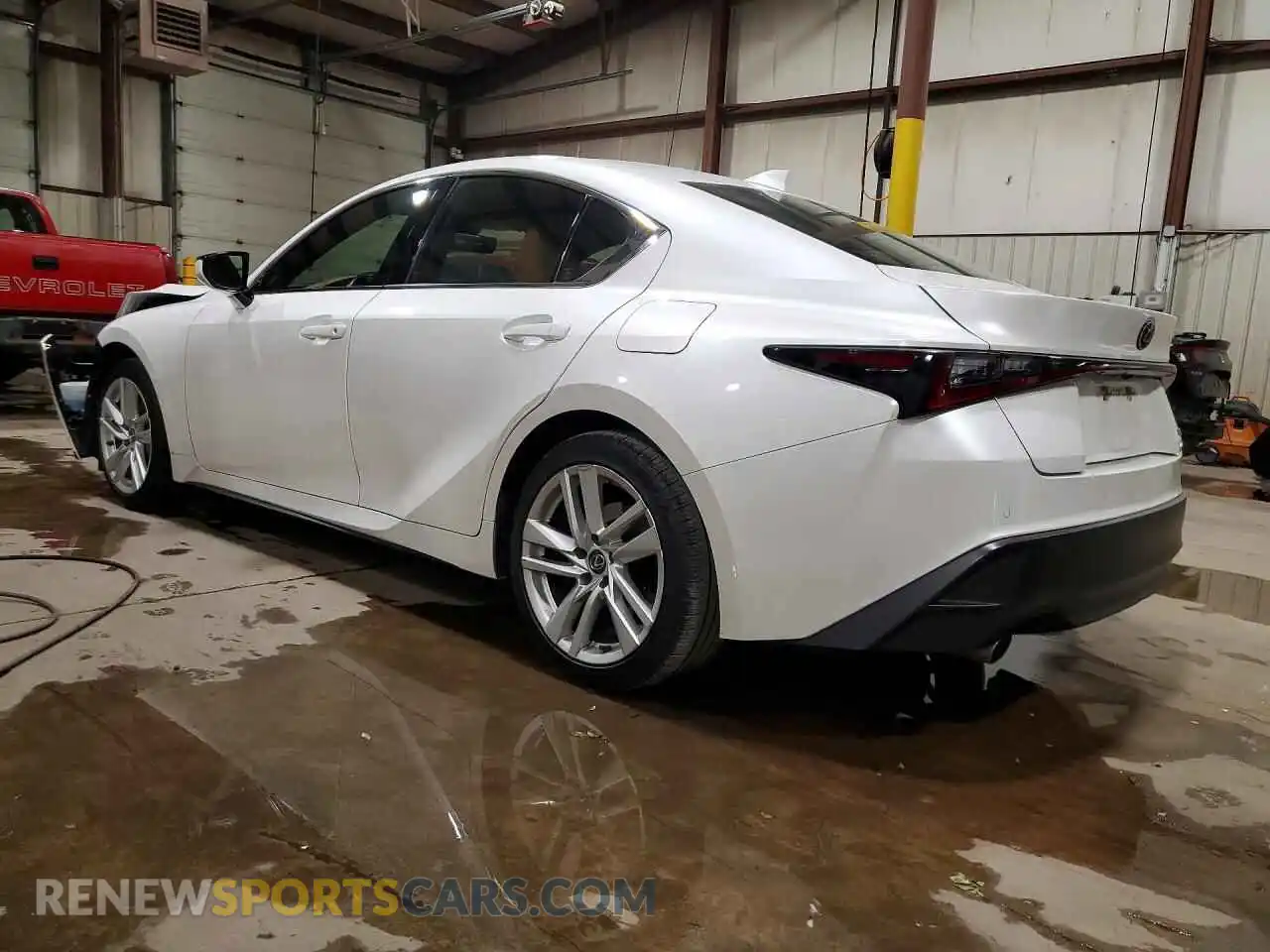 2 fotografías del automóvil dañado JTHC81F29M5046230 LEXUS IS 2021