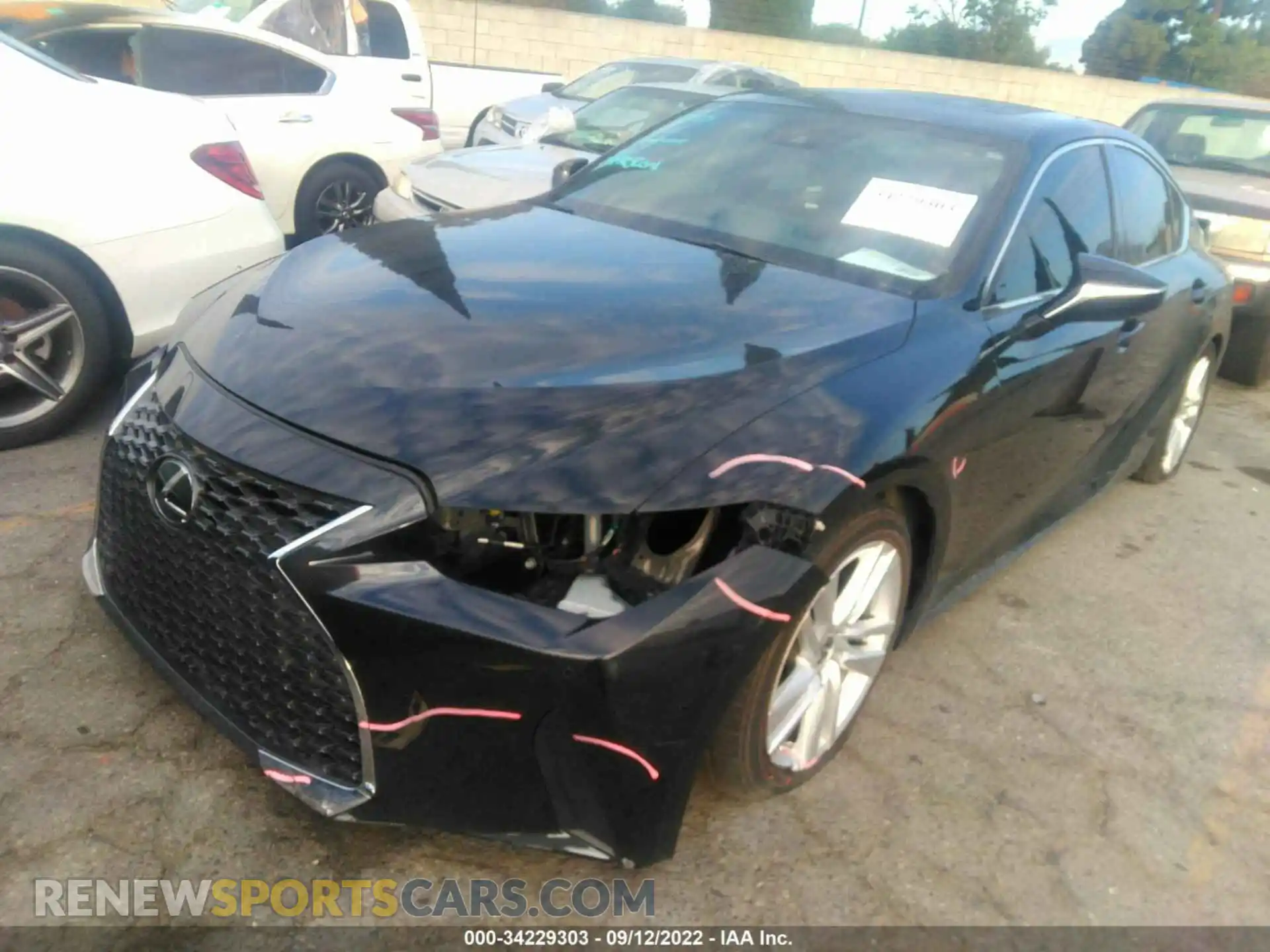 2 fotografías del automóvil dañado JTHCA1D2XM5110623 LEXUS IS 2021