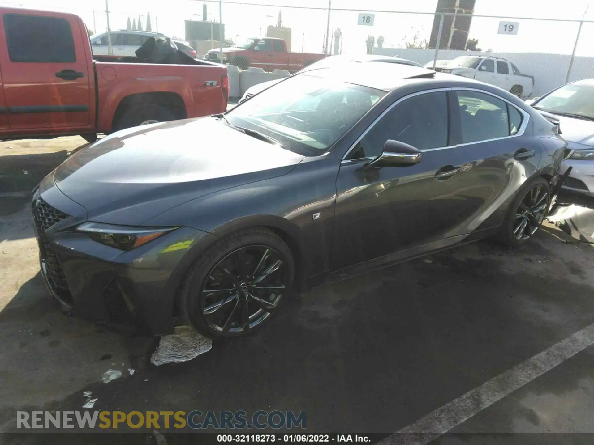 2 fotografías del automóvil dañado JTHGZ1B28M5043095 LEXUS IS 2021