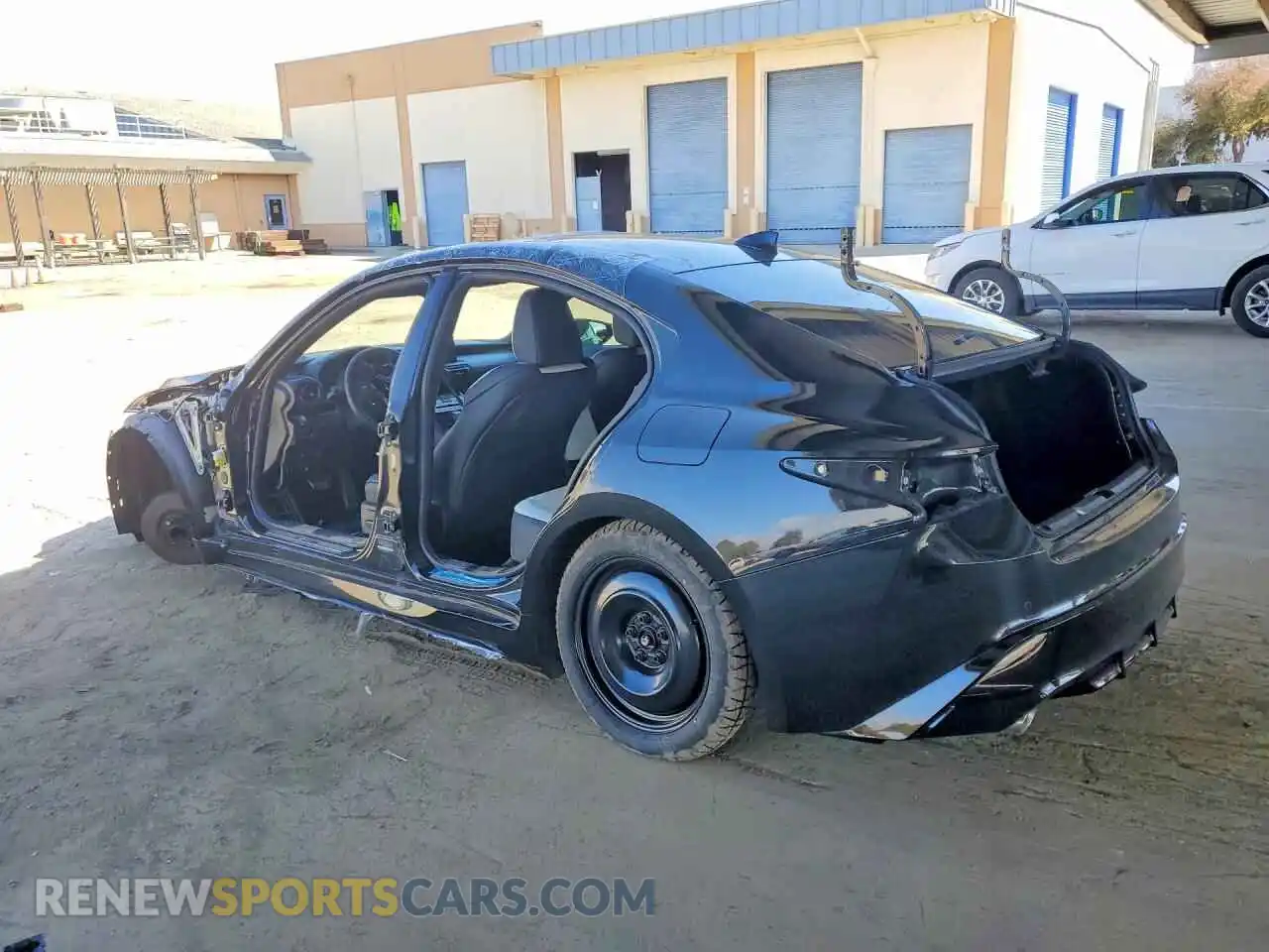 2 fotografías del automóvil dañado JTHGZ1B29P5062260 LEXUS IS 2023