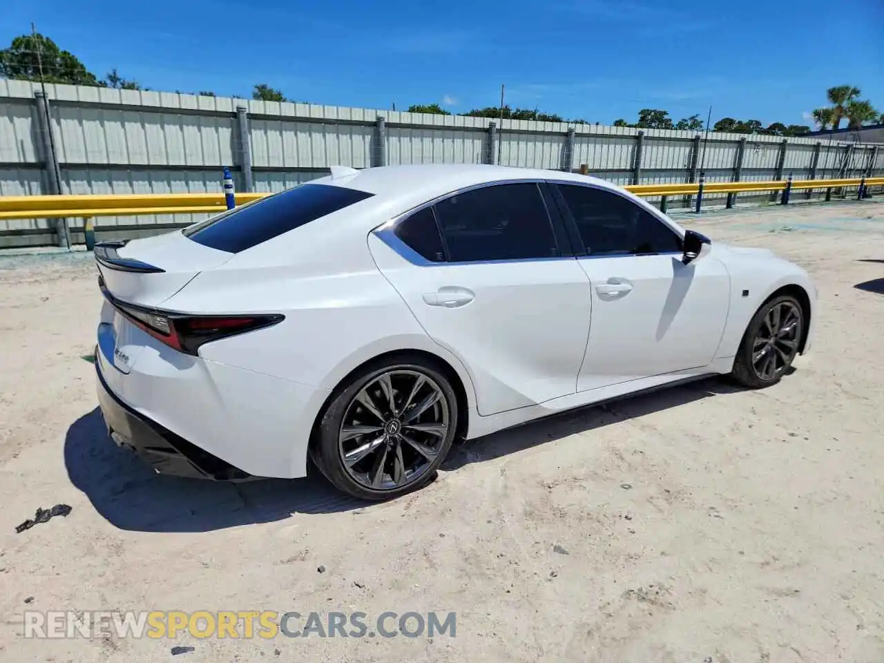 3 Фотография поврежденного автомобиля JTHBZ1B26S5084350 LEXUS IS 2025