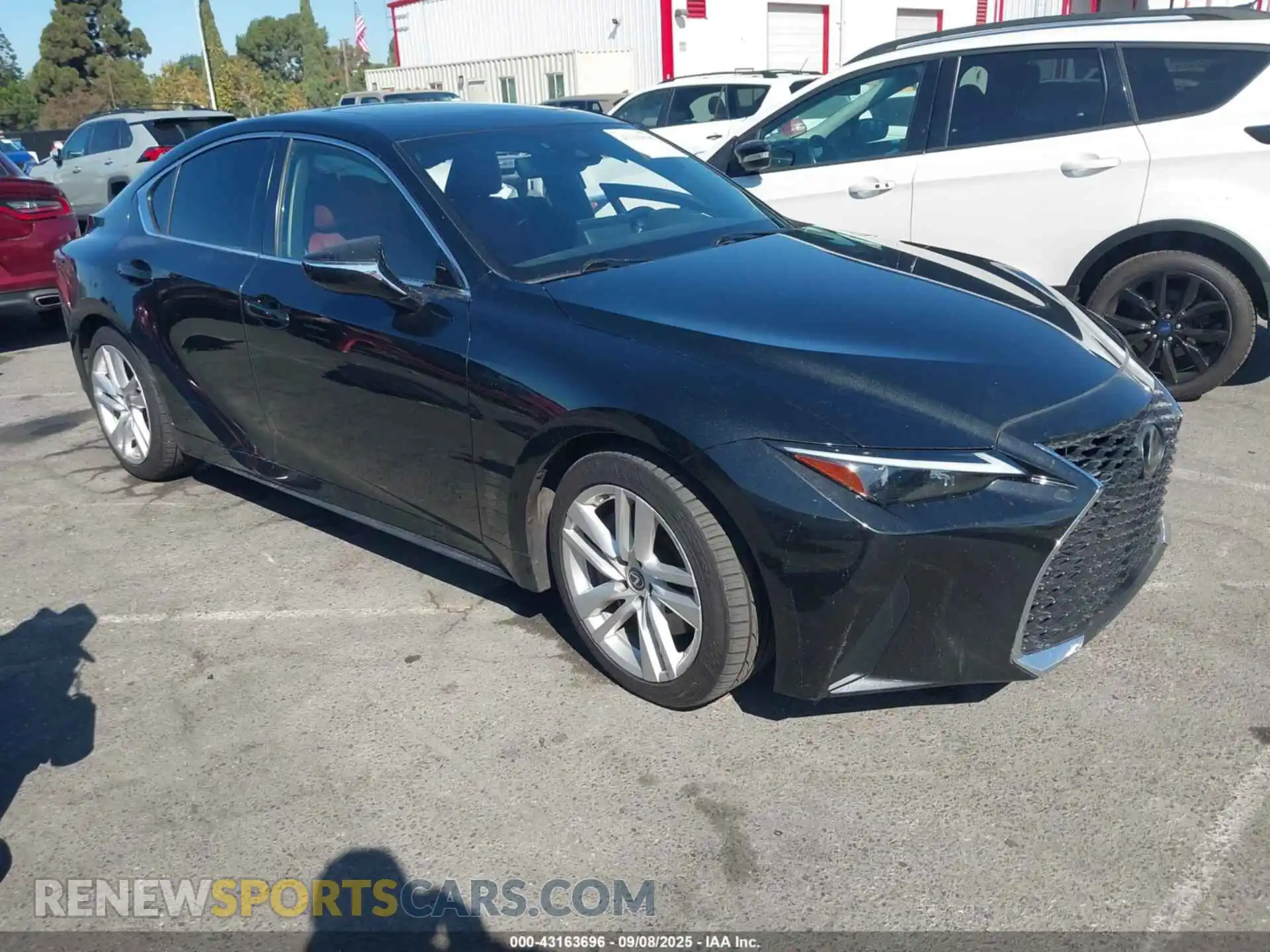 1 Фотография поврежденного автомобиля JTHCA1D27M5114077 LEXUS IS 300 2021