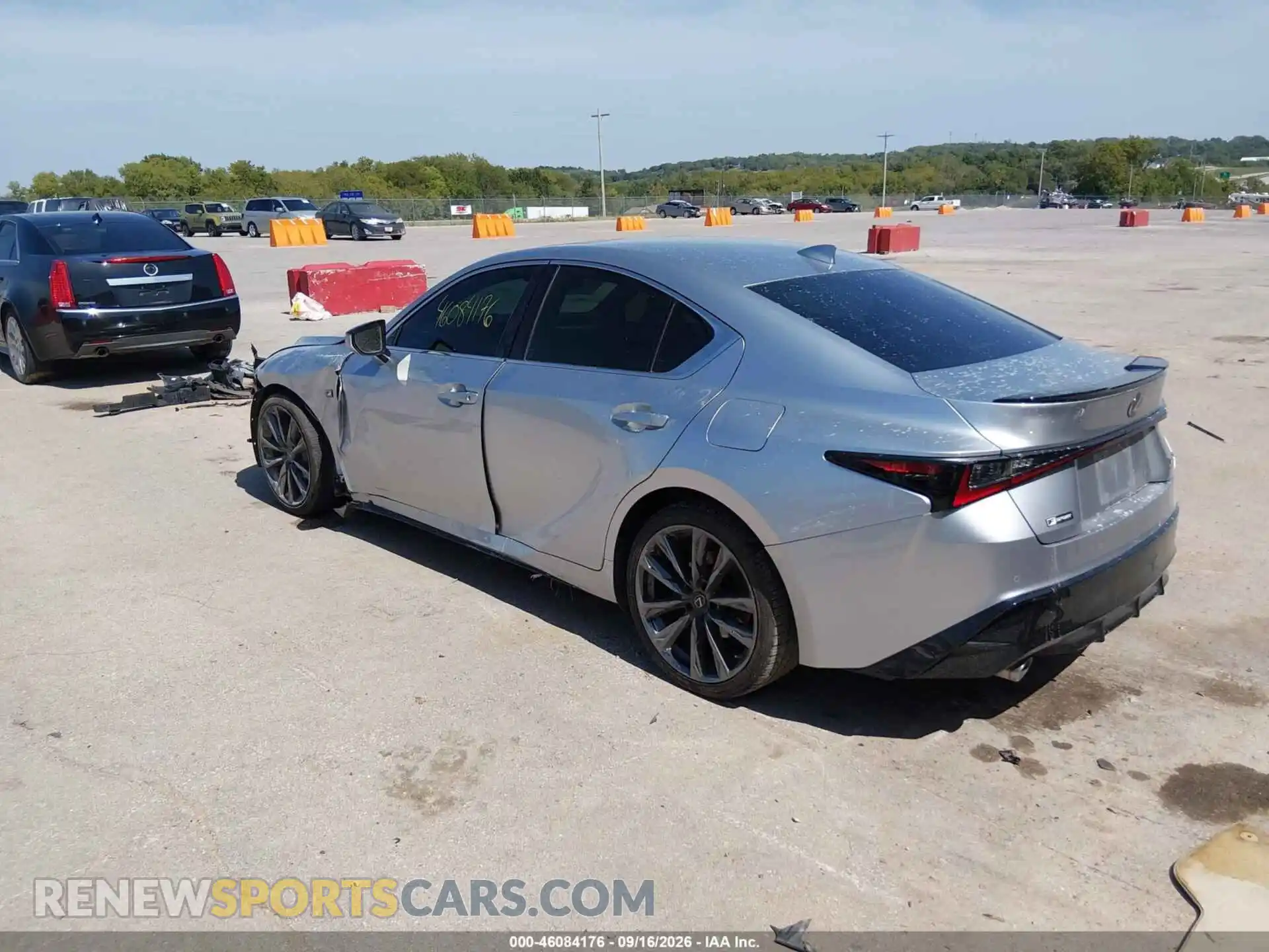 3 Фотография поврежденного автомобиля JTHGZ1B22M5048177 LEXUS IS 350 2021