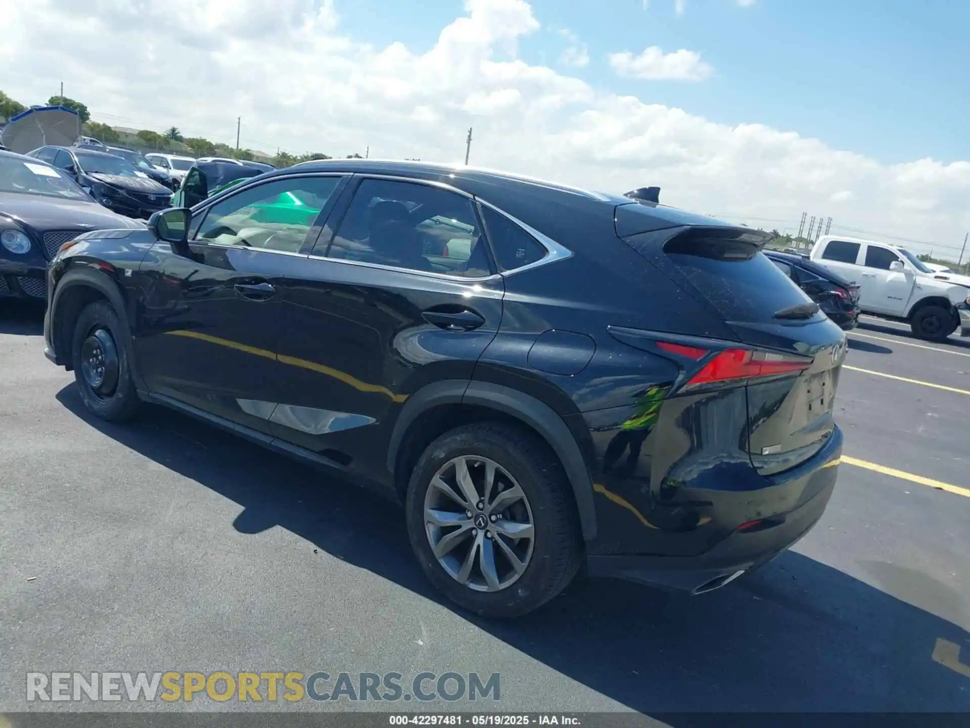 3 Фотография поврежденного автомобиля JTJSARBZ3L2177315 LEXUS NX 300 2020