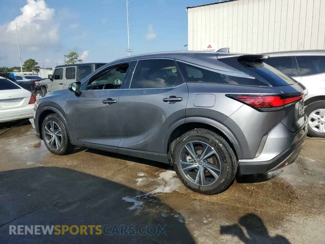 2 fotografías del automóvil dañado 2T2BAMBAXPC003115 LEXUS RX350 2023