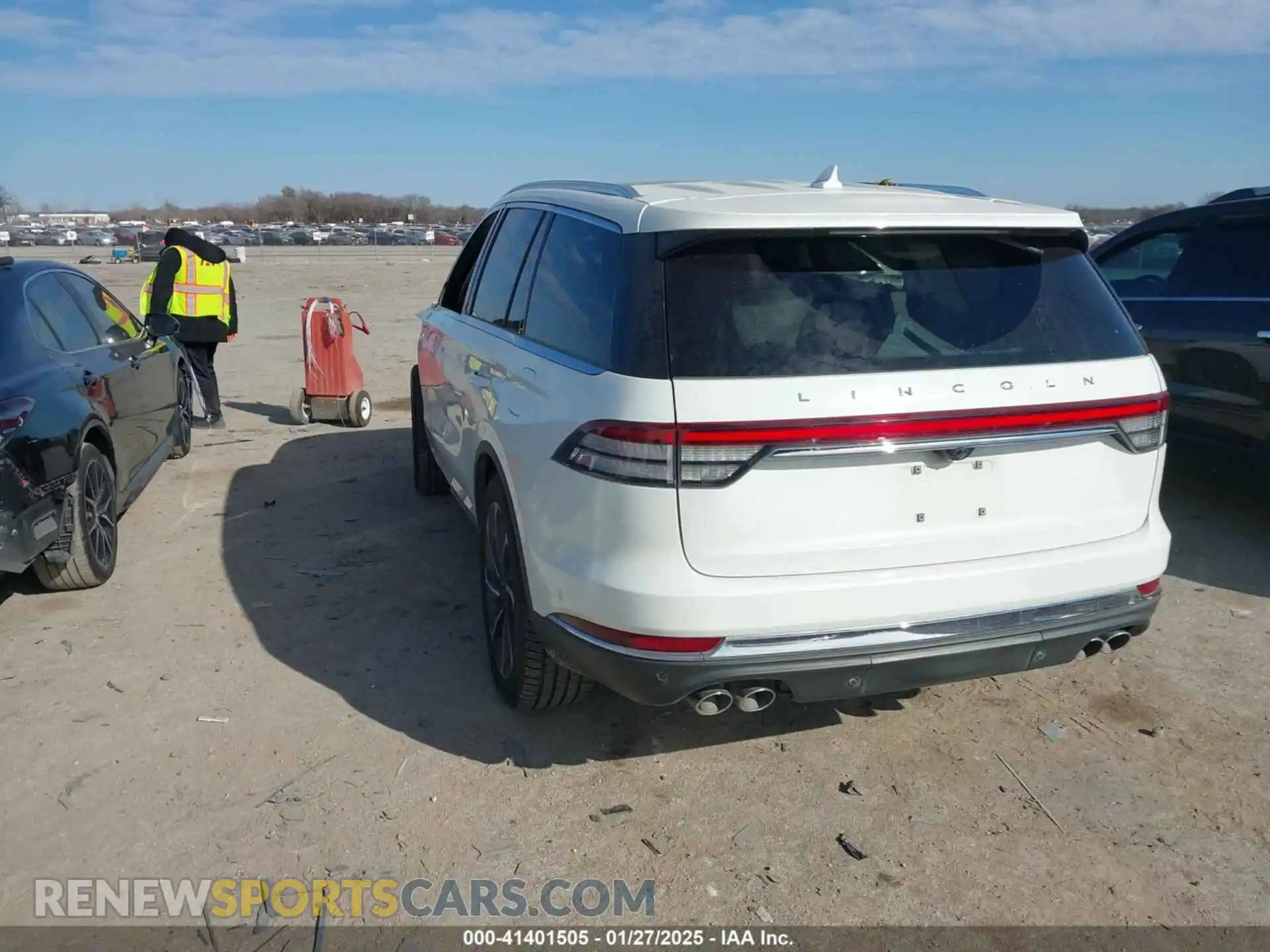 3 Photograph of a damaged car 5LM5J7XC2LGL14300 LINCOLN AVIATOR 2020