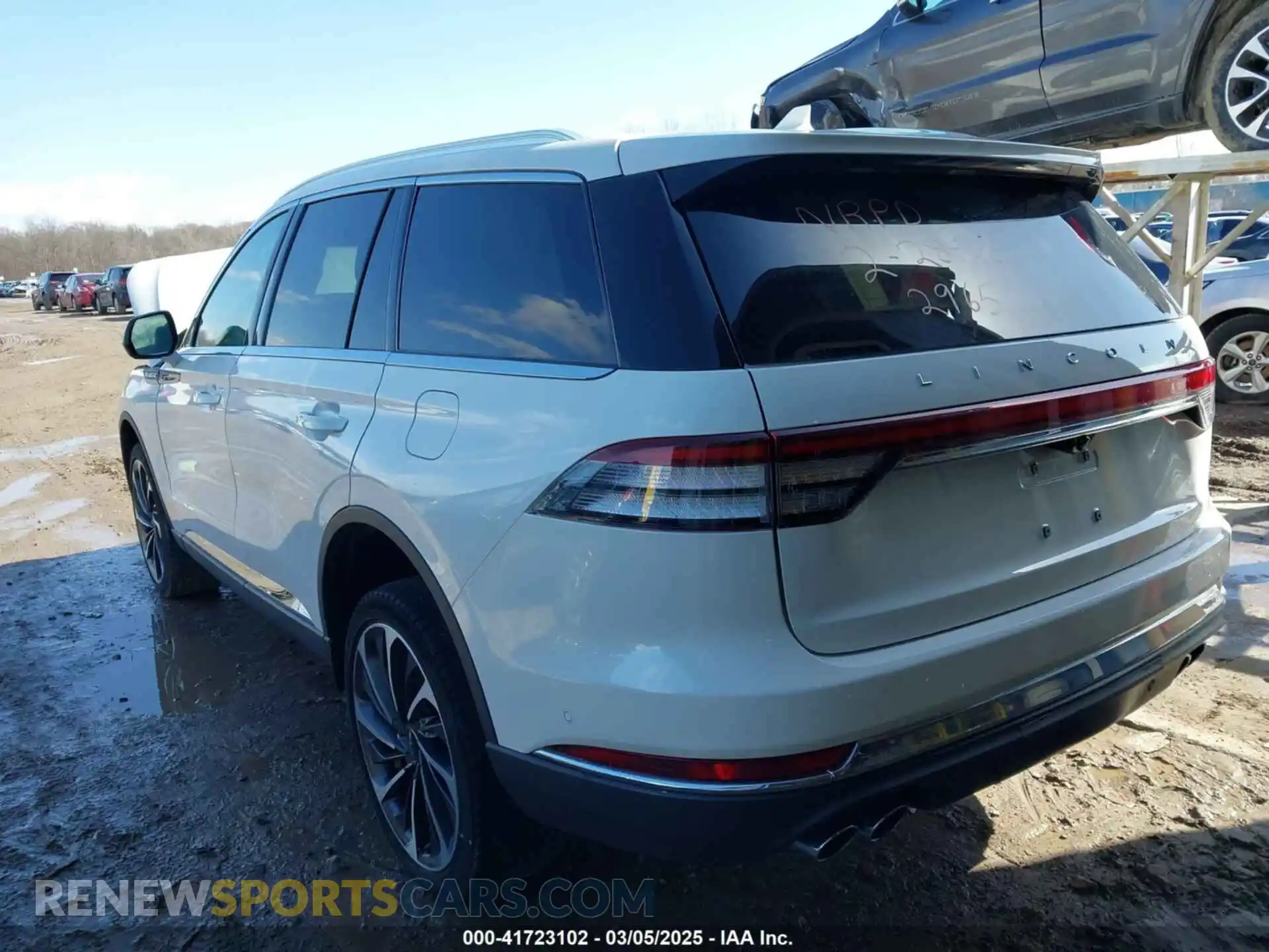 3 Photograph of a damaged car 5LM5J7XC4LGL01550 LINCOLN AVIATOR 2020