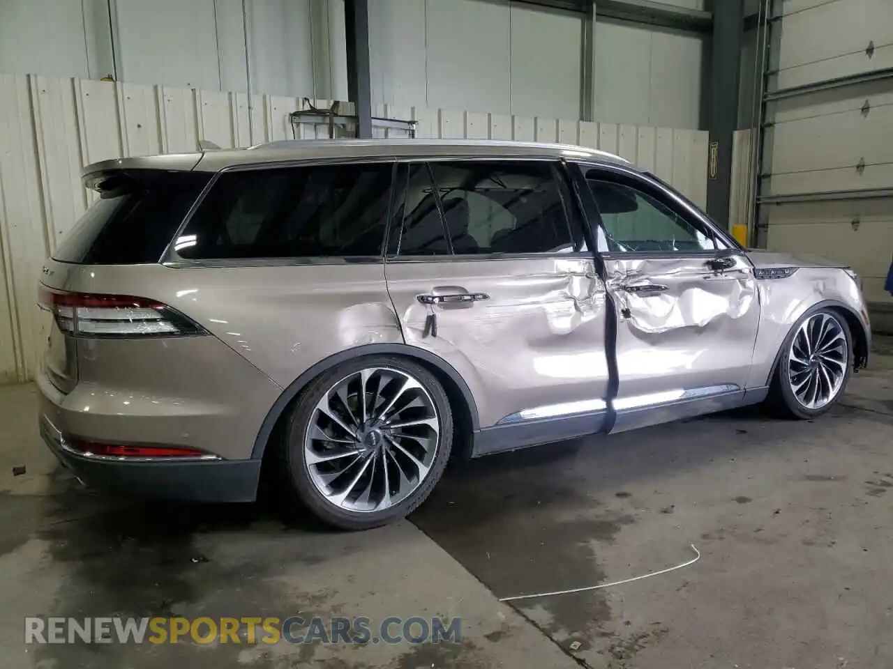 3 Photograph of a damaged car 5LM5J7XC4LGL05193 LINCOLN AVIATOR 2020