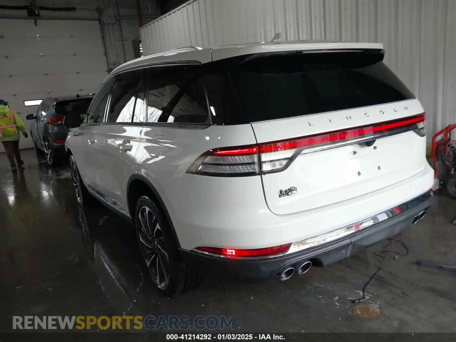 3 Photograph of a damaged car 5LM5J7XC6LGL32766 LINCOLN AVIATOR 2020