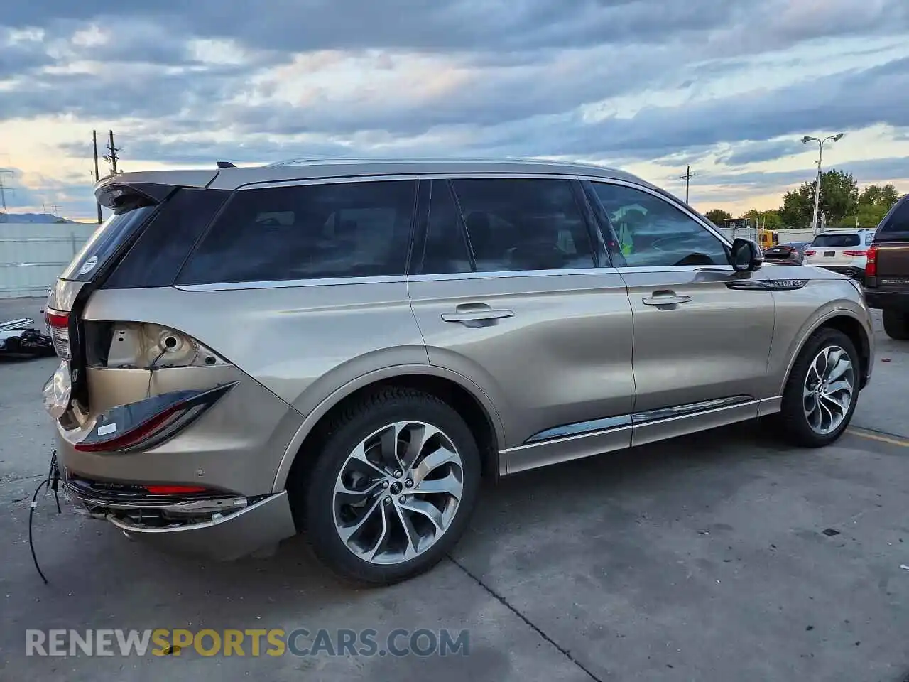 3 Фотография поврежденного автомобиля 5LMYJ8XY6MNL01609 LINCOLN AVIATOR 2021