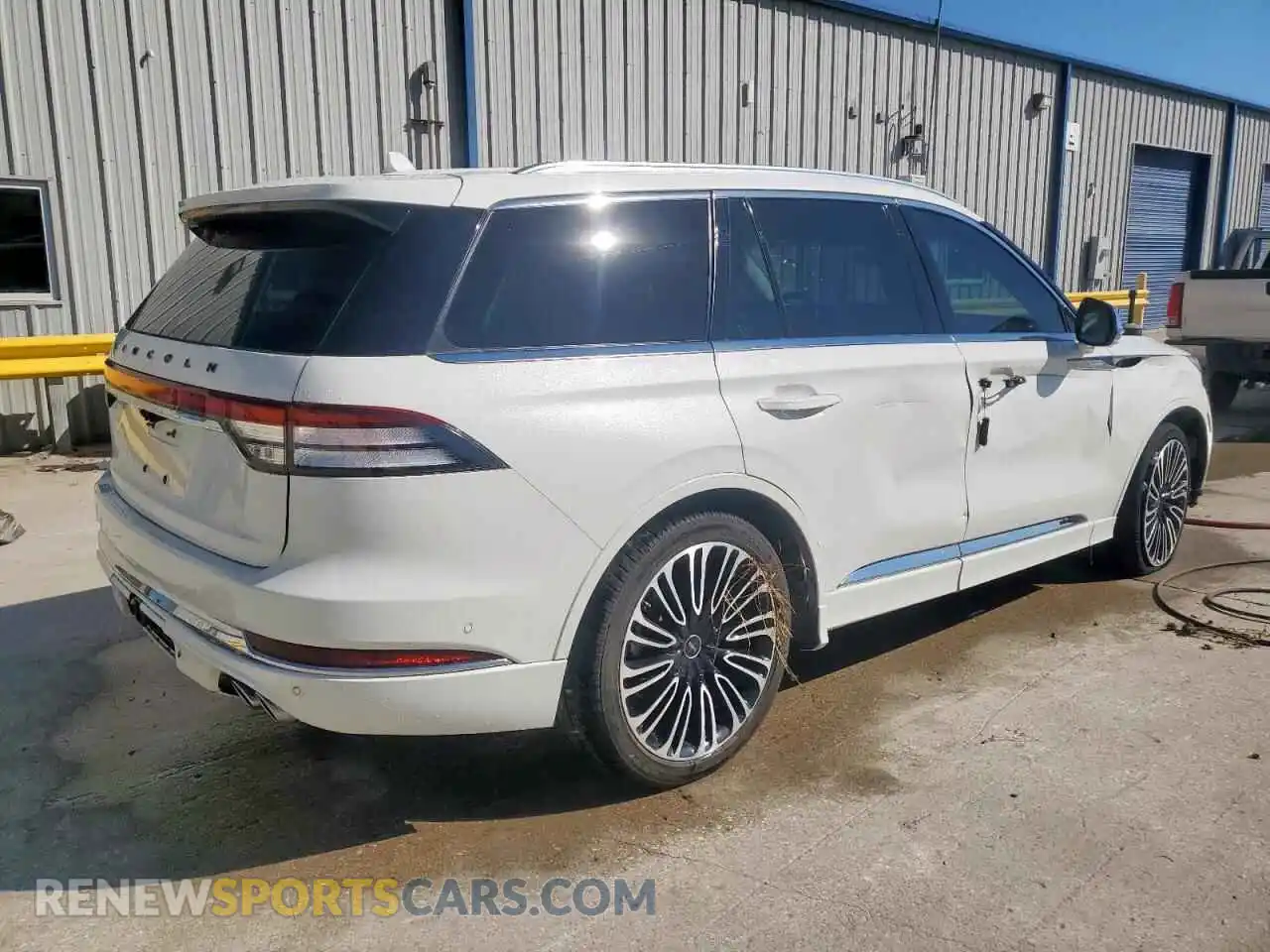 3 Photograph of a damaged car 5LM5J9XC7NGL08166 LINCOLN AVIATOR 2022