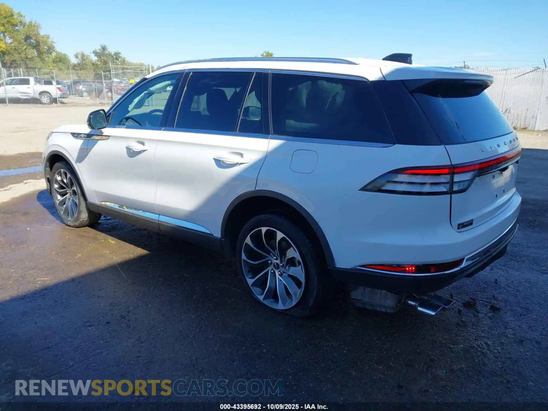 3 Photograph of a damaged car 5LM5J7XC8SGL10654 LINCOLN AVIATOR 2025