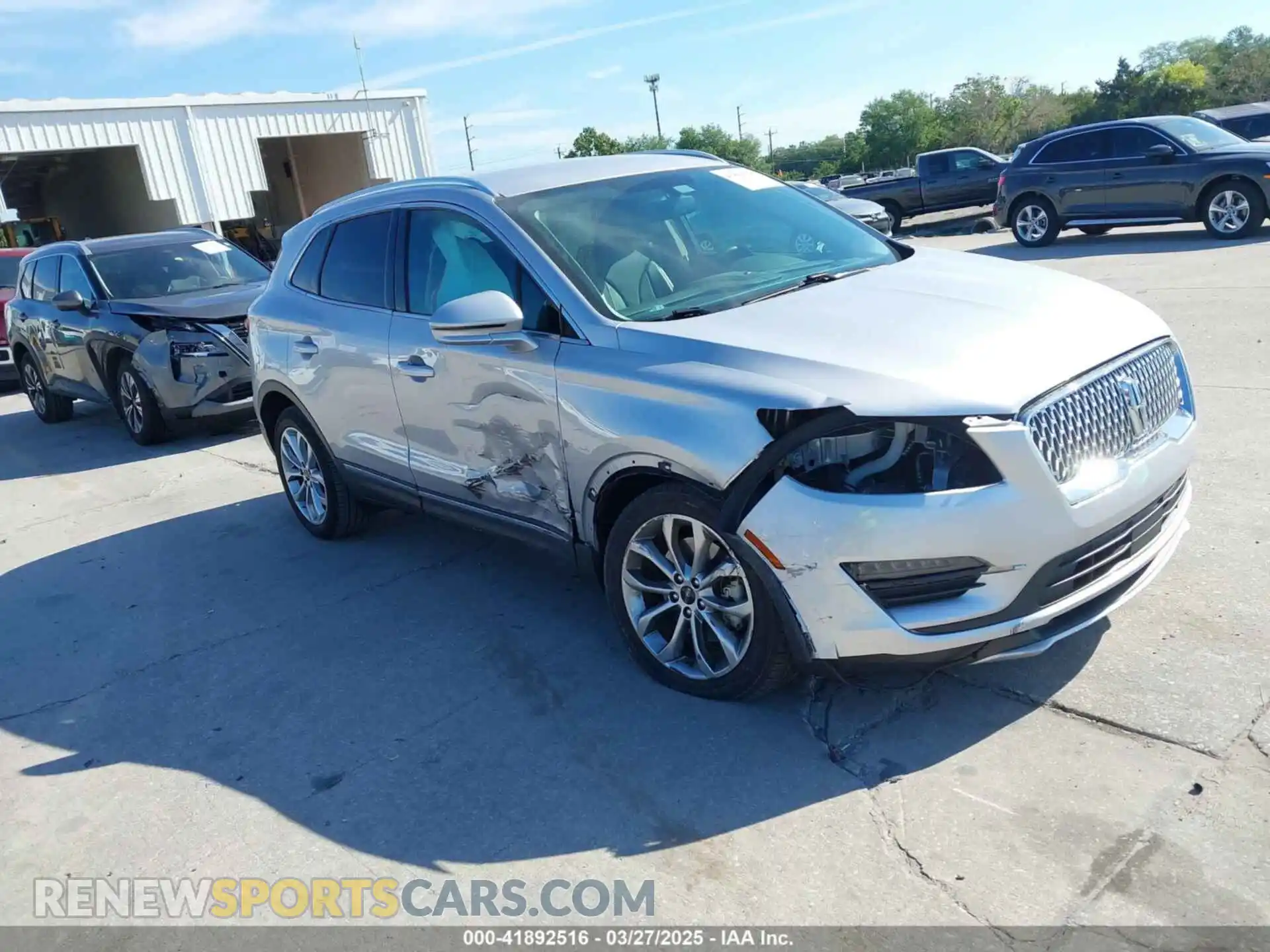 1 Photograph of a damaged car 5LMCJ2C95KUL37381 LINCOLN MKC 2019