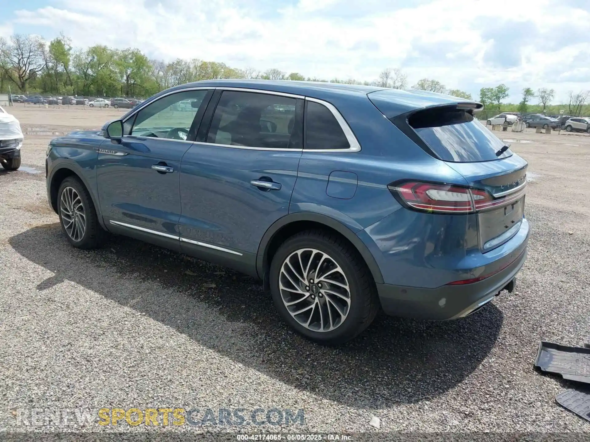 3 Photograph of a damaged car 2LMPJ8LPXKBL13447 LINCOLN NAUTILUS 2019