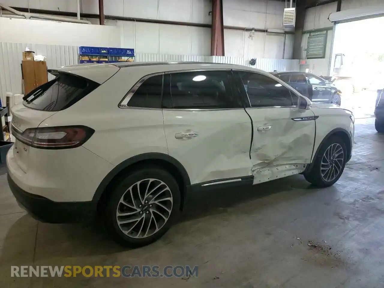 3 Фотография поврежденного автомобиля 2LMPJ6K9XLBL23873 LINCOLN NAUTILUS 2020