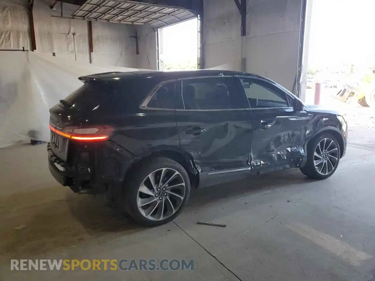 3 Photograph of a damaged car 2LMPJ8KPXMBL01173 LINCOLN NAUTILUS 2021
