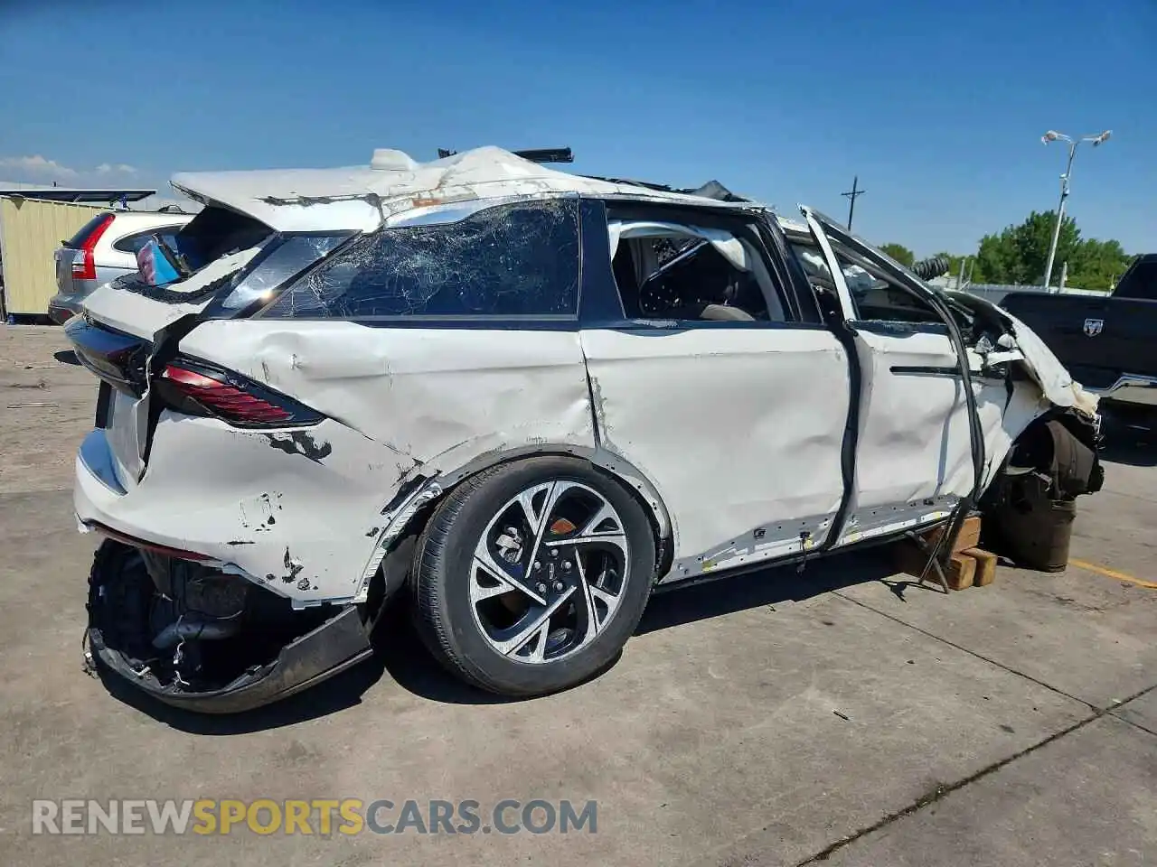 3 Photograph of a damaged car 5LMPJ8JAXRJ797195 LINCOLN NAUTILUS 2024