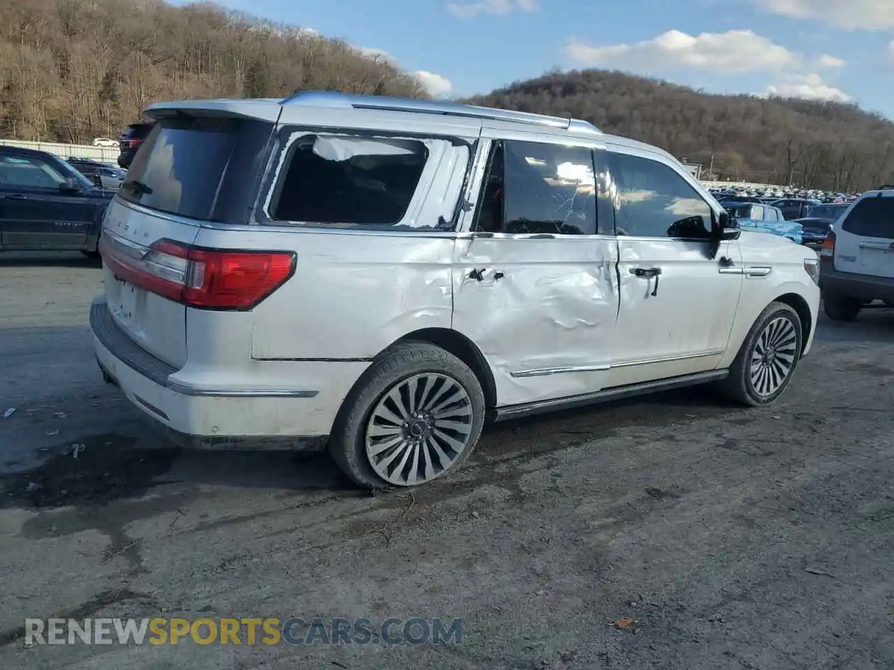 3 Photograph of a damaged car 5LMJJ2LT7KEL26055 LINCOLN NAVIGATOR 2019