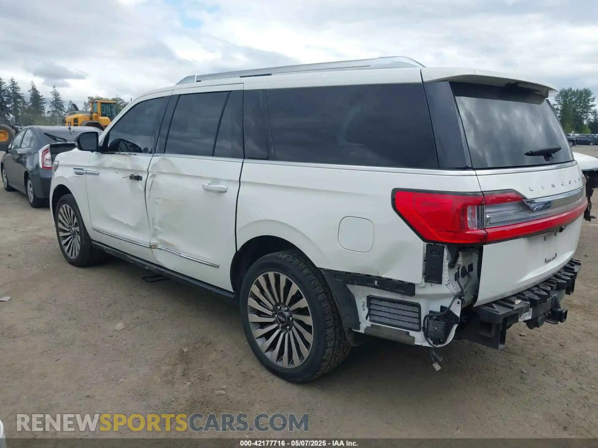 3 Photograph of a damaged car 5LMJJ3LT3LEL05128 LINCOLN NAVIGATOR 2020
