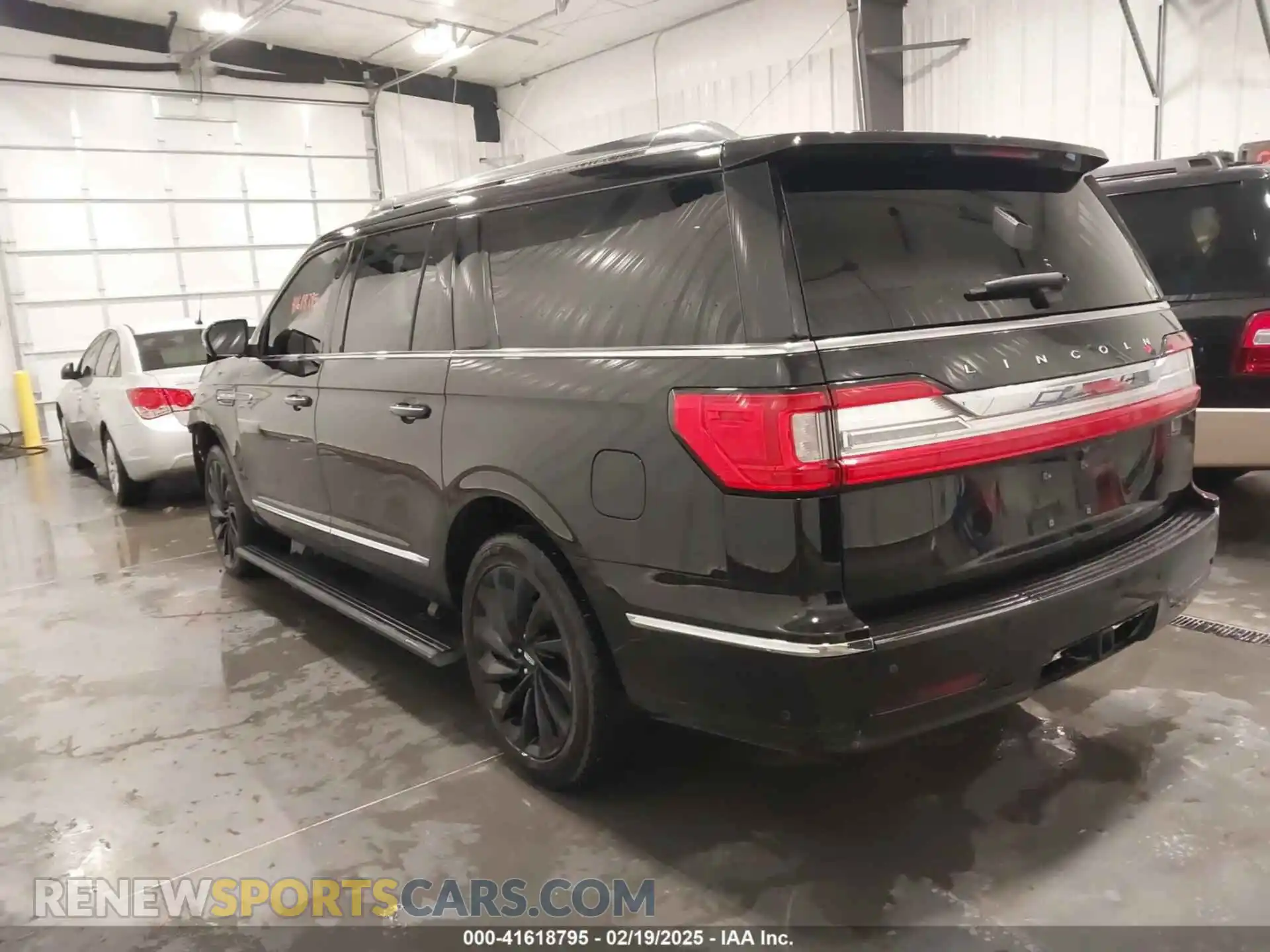 3 Photograph of a damaged car 5LMJJ3LT3LEL18476 LINCOLN NAVIGATOR 2020