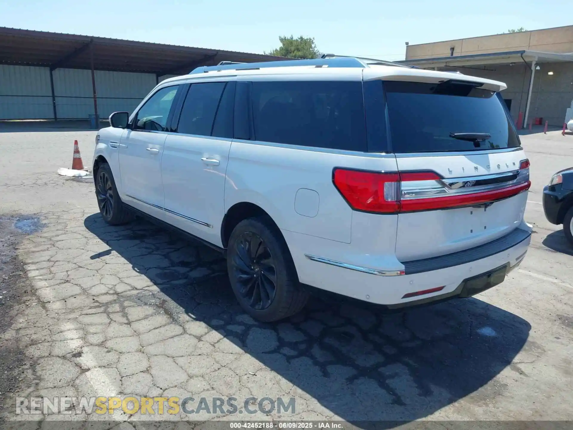 3 Photograph of a damaged car 5LMJJ3LT9LEL17509 LINCOLN NAVIGATOR 2020