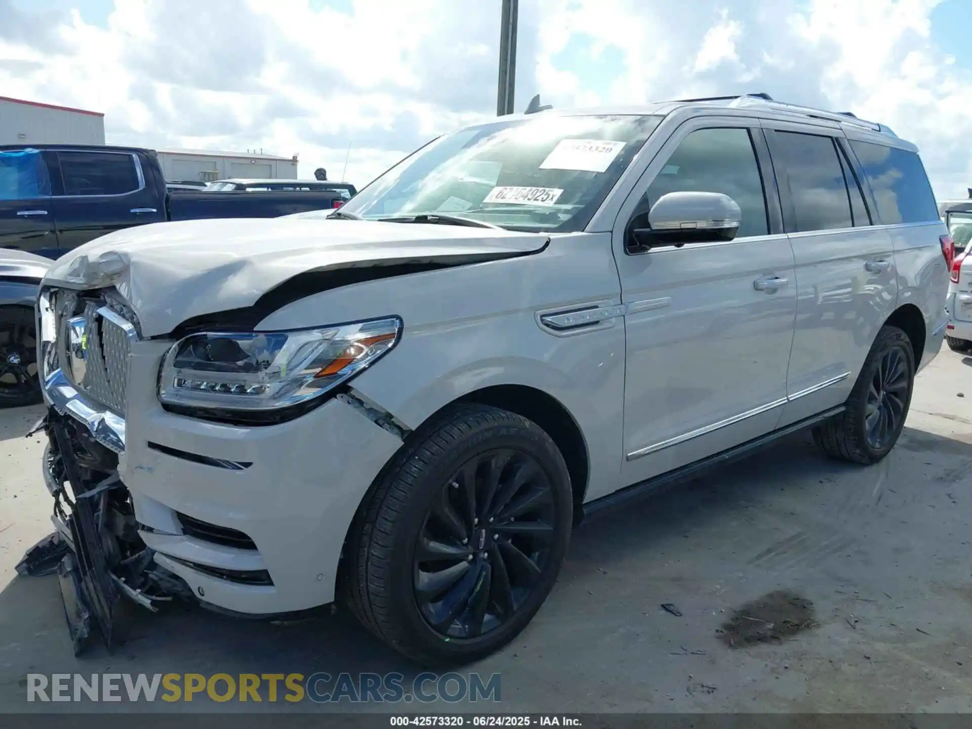 2 fotografías del automóvil dañado 5LMJJ2LT0MEL03302 LINCOLN NAVIGATOR 2021